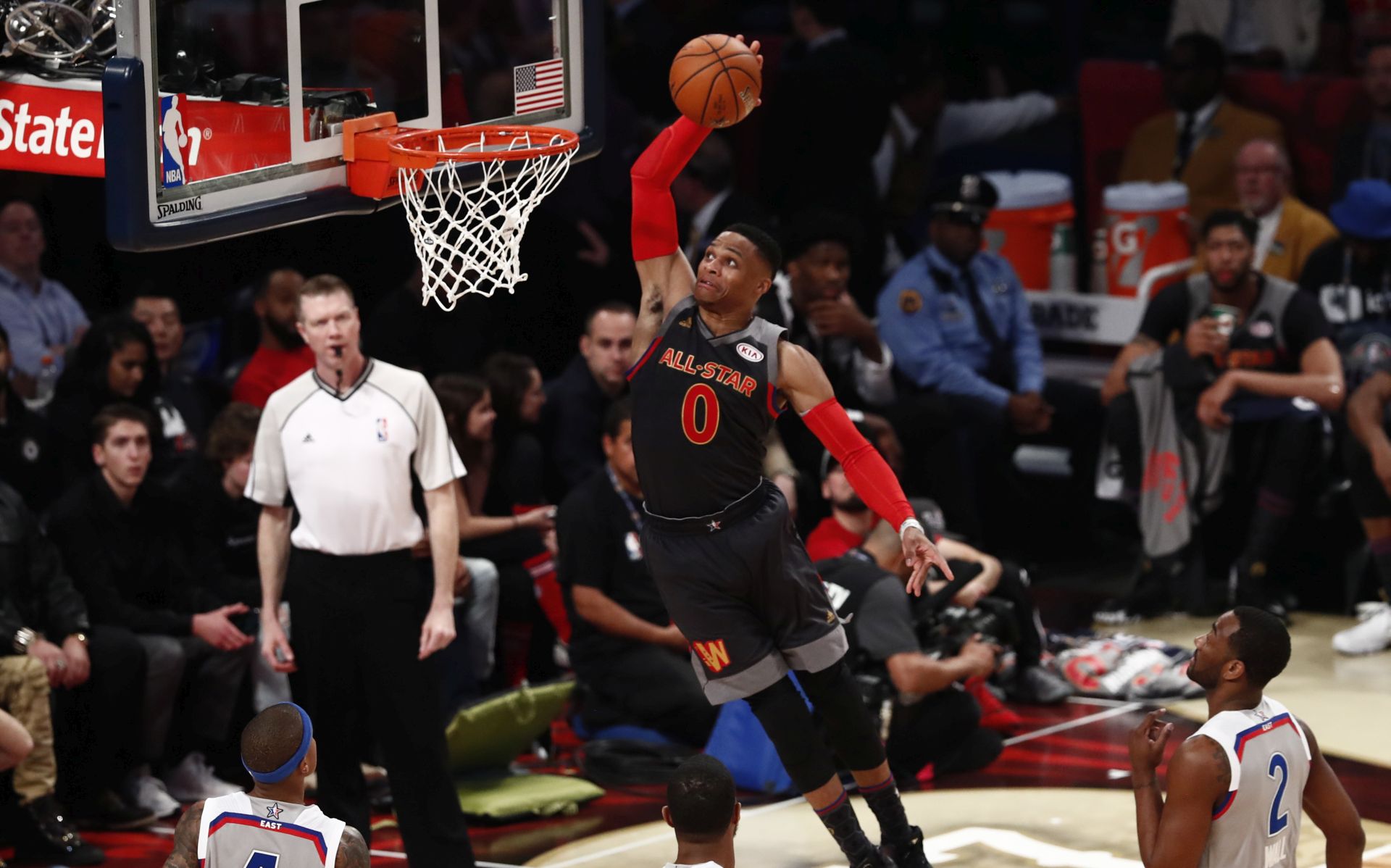epa05804636 Western Conference guard Russell Westbrook (C) goes to the basket for a slam dunk against the Eastern Conference during the NBA All-Star Game at the Smoothie King Center in New Orleans, Louisiana, USA, 19 February 2017.  EPA/LARRY W. SMITH