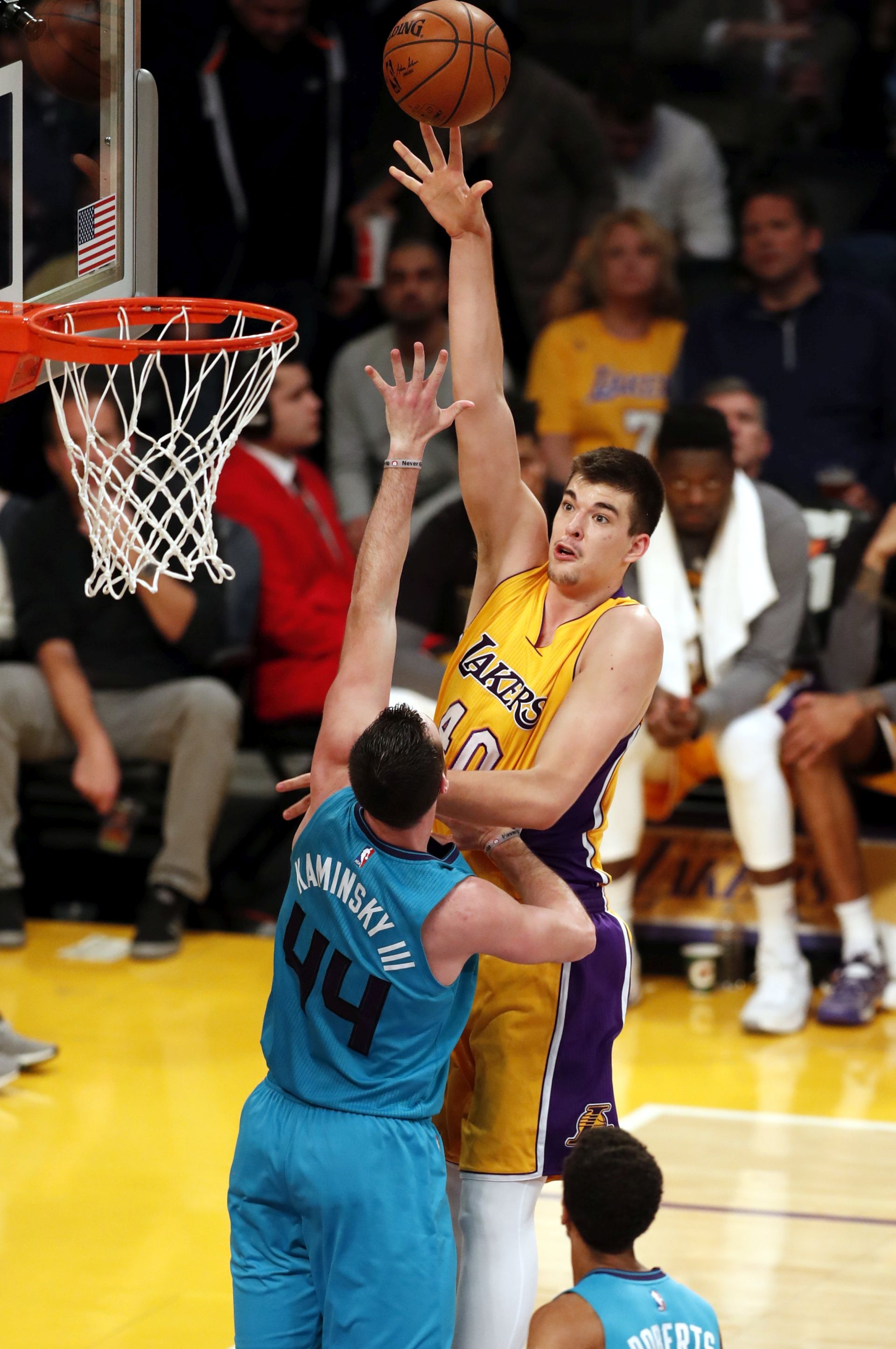 epa05822027 Los Angeles Lakers center Ivica Zubac (R) of Croatia shoots over Charlotte Hornets center Frank Kaminsky III (L) in the first half of their NBA game at Staples Center in Los Angeles, California, USA, 28 February 2017.  EPA/MIKE NELSON