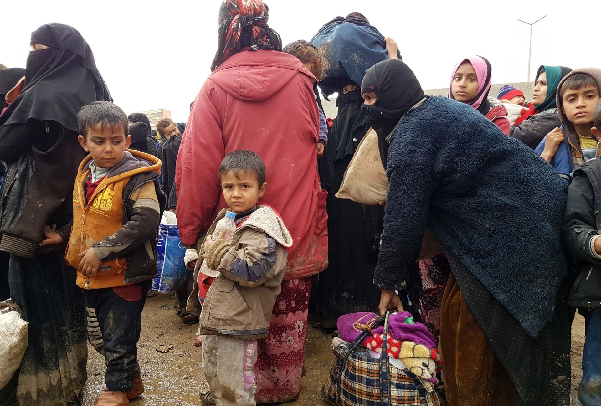 epa05828491 A picture made available on 04 March 2017, shows Iraqi displaced people who just fled from west of Mosul districts, arriving in Hamam Ali town, southern Mosul, northern Iraq, 03 March 2017. Around 30,000 people have fled Mosul since operations backed by a US-led coalition of states began as Iraqi forces advanced west of Mosul and took control over two districts, while they continue clearing roads and buildings in those areas from bombs, an Iraqi officer said.  EPA/BASEL RASOL