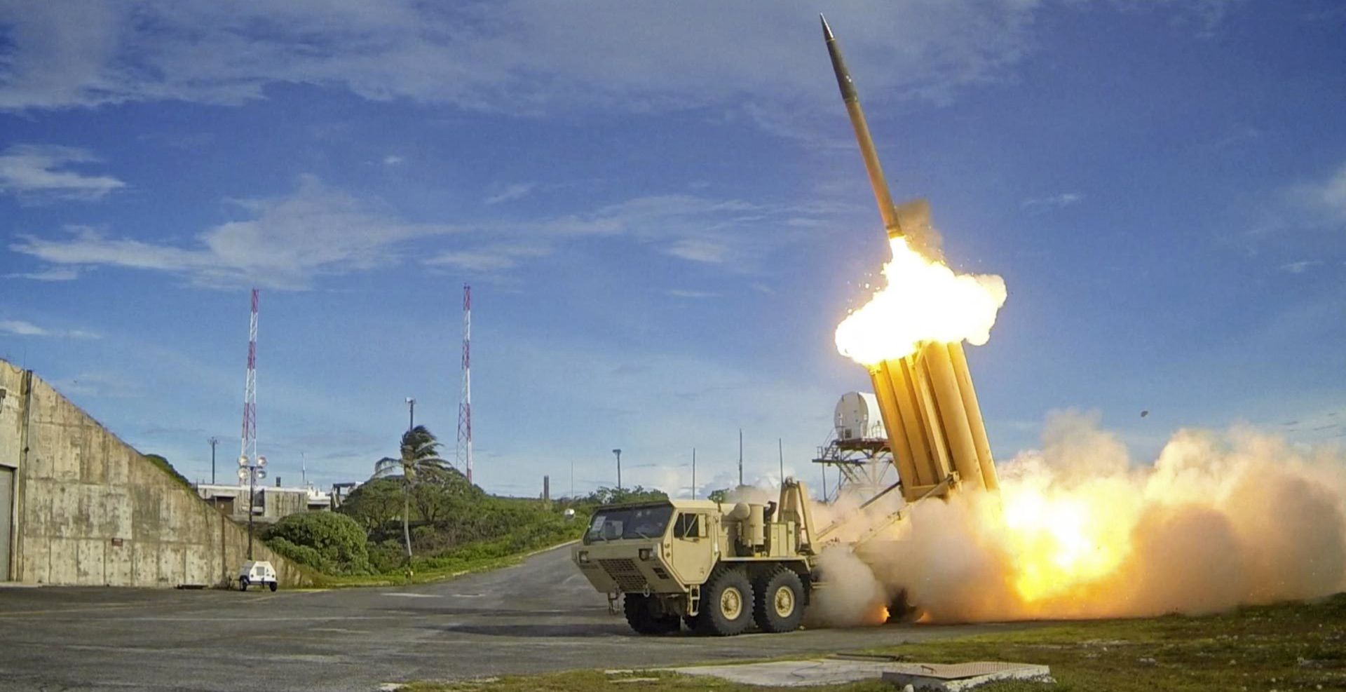 epa05841066 A handout photo made available by the US Department of Defence shows the first of two Terminal High Altitude Area Defense (THAAD) interceptors is launched during a successful intercept test at an undisclosed location in the USA, 10 September 2013. China on 10 March 2017 asked the South Korean government to stop deploying THAAD system from the US to South Korea.  EPA/Ralph Scott/Missile Defense Agency / HANDOUT  HANDOUT EDITORIAL USE ONLY
