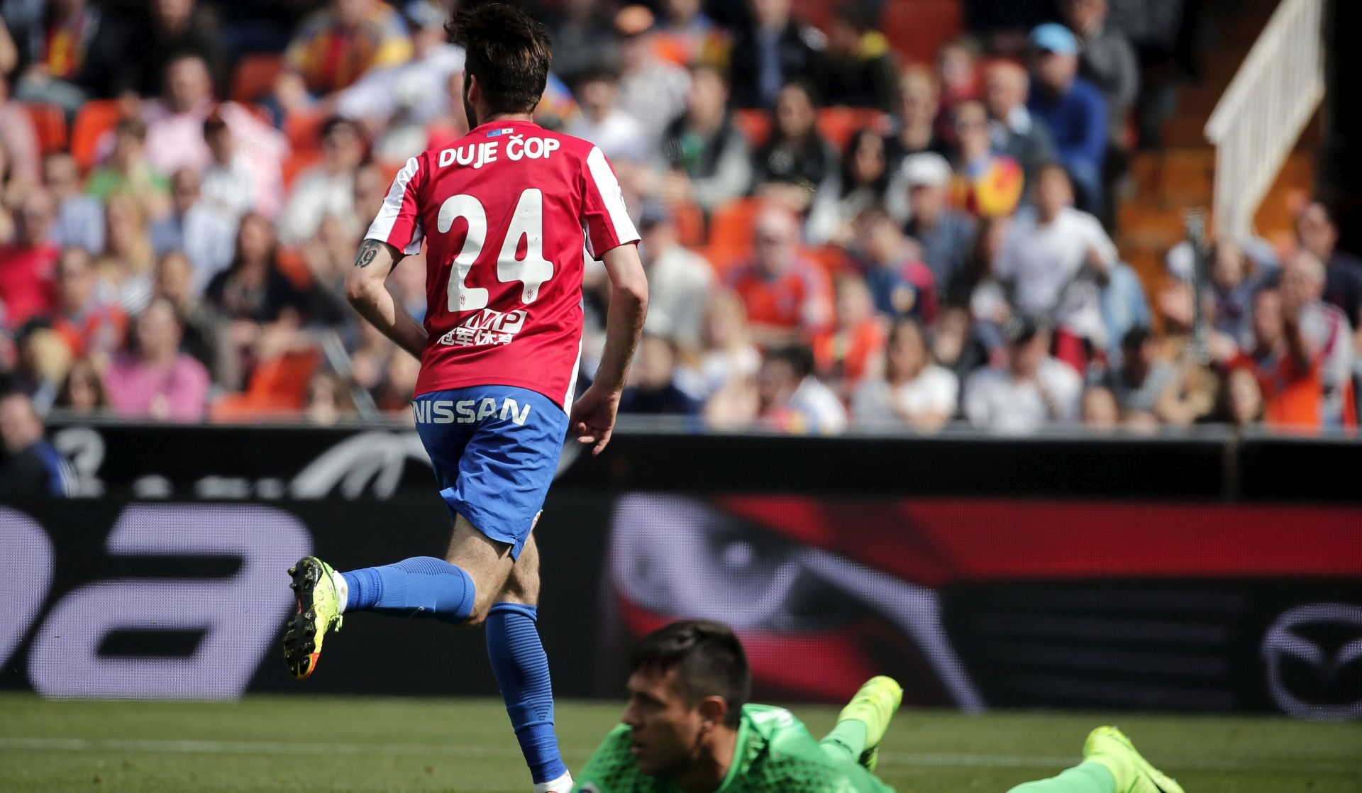 epa05842314 Sporting Gijon's Croatian striker Duje Cop (L) jubilates his goal against Valencia CF during their Primera Division soccer match played at Mestalla stadium in Valencia, eastern of Spain on 11 March 2017.  EPA/MANUEL BRUQUE