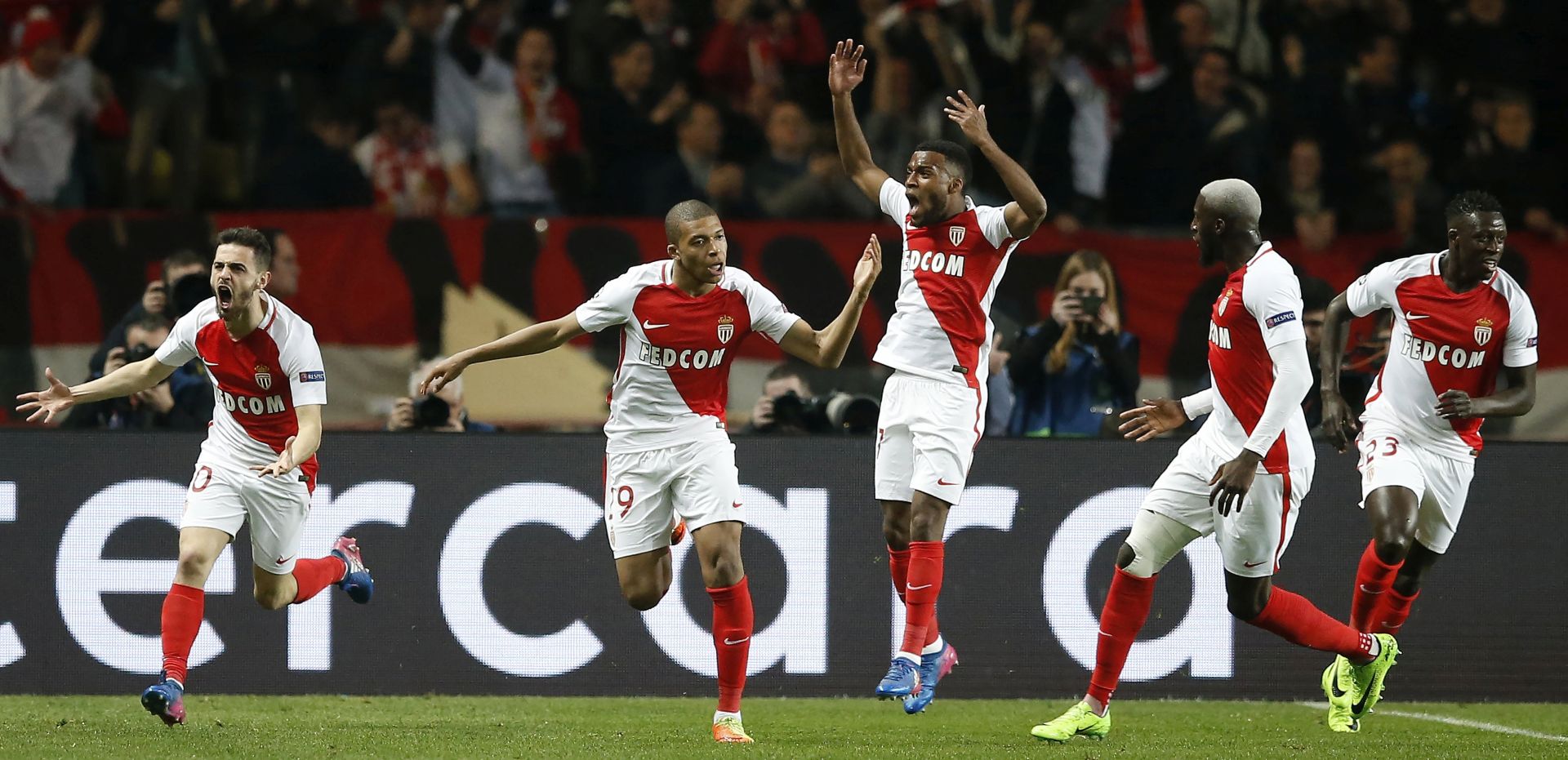 epa05850588 AS Monaco's Kylian Mbappe (C) celebrates with team-mates after scoring the 1-0 goal during the UEFA Champions League Round of 16, second leg soccer match between AS Monaco and Manchester City, at Stade Louis II, in Monaco, 15 March 2017.  EPA/GUILLAUME HORCAJUELO