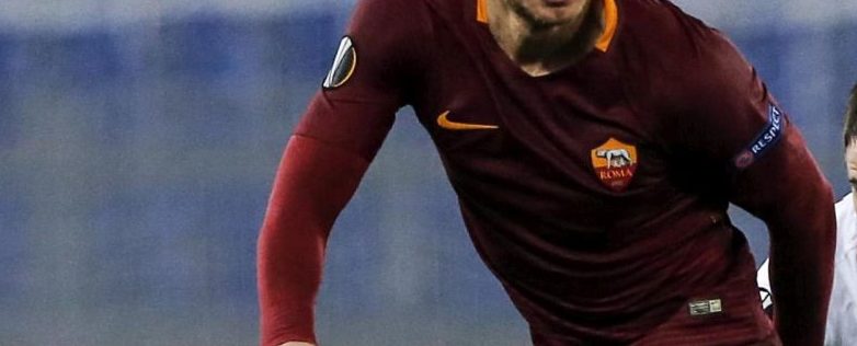 epa05853206 Roma's Edin Dzeko (L) and Lyon's Emanuel Mammana in action during the UEFA Europa League round of 16 second leg soccer match AS Roma vs Olympique Lyonnais at Olimpico stadium in Rome, Italy, 16 March 2017.  EPA/ANGELO CARCONI
