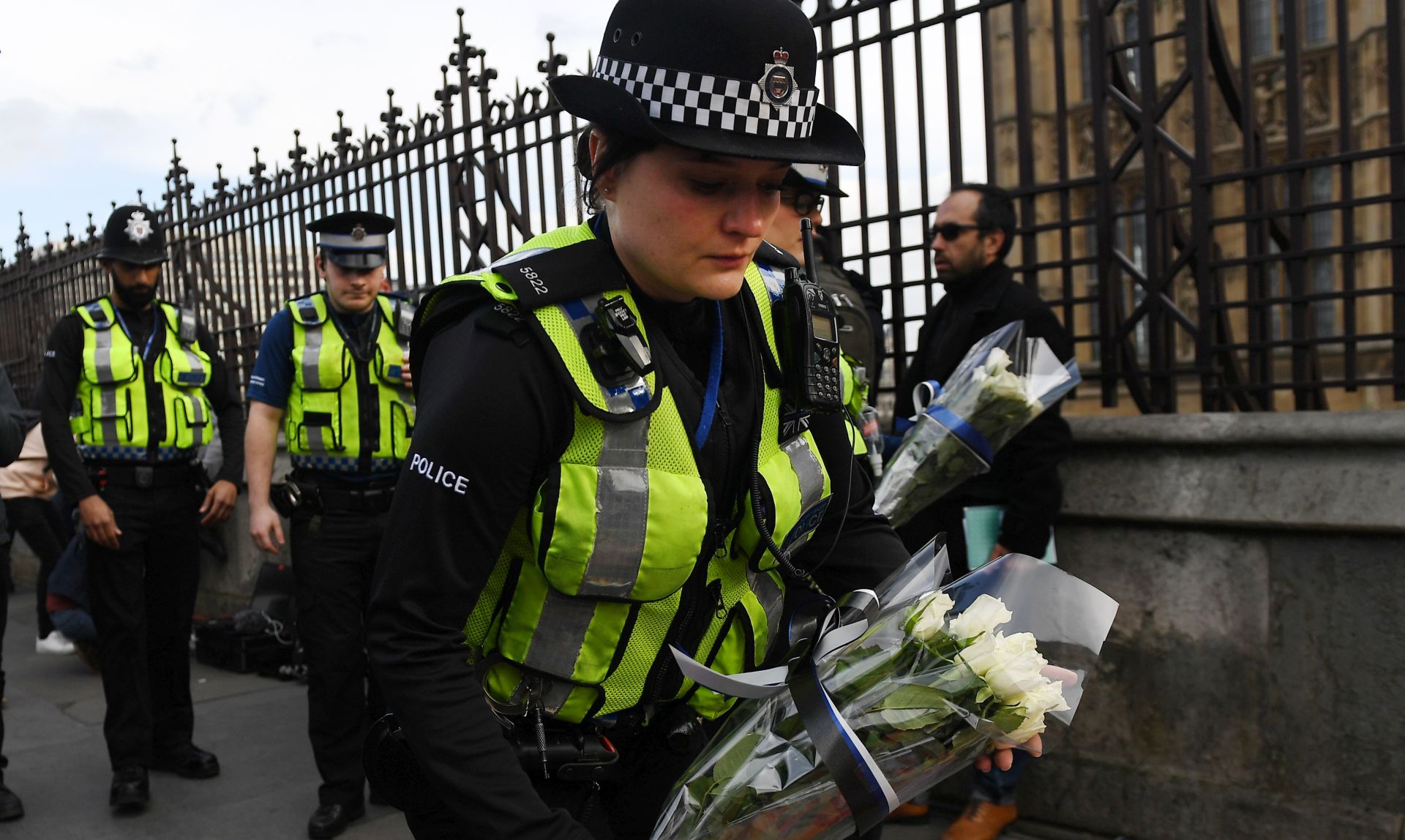 epa05866189 Police lay flowers at the crime scene on Westminster Bridge in London, Britain, 23 March 2017. Scotland Yard said on 23 March 2017 that police have made seven arrests in raids carried out over night in Birmingham London and elsewhere in the country after the terror attack in the Westminister Palace grounds and on Westminster Bridge on 22 March 2017 leaving four people dead, including the attacker, and 29 people injured.  EPA/ANDY RAIN