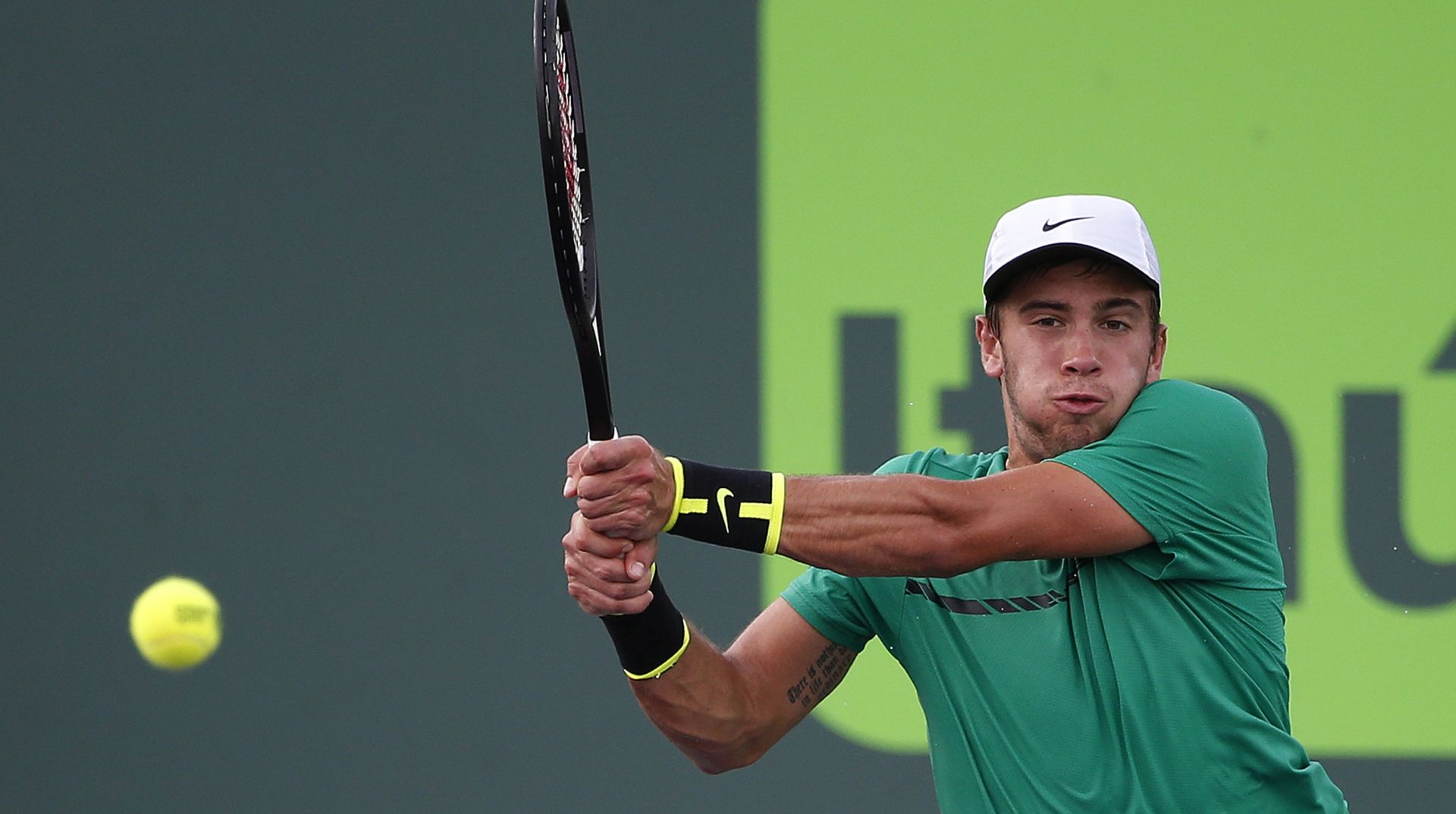 epa05870961 Borna Coric of Croatia in action against Dominic Thiem of Austria during their second round match at the Miami Open tennis tournament on Key Biscayne, Miami, Florida, USA, 25 March 2017  EPA/RHONA WISE