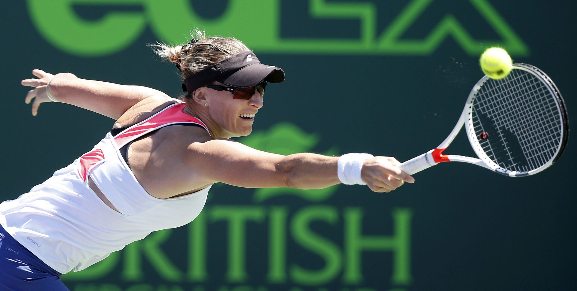 epa05875859 Mirjana Lucic-Baroni of Croatia in action against Karolina Pliskova of Czech Republic during their quarterfinals match at the Miami Open tennis tournament on Key Biscayne, Miami, Florida, USA, 28 March 2017  EPA/RHONA WISE