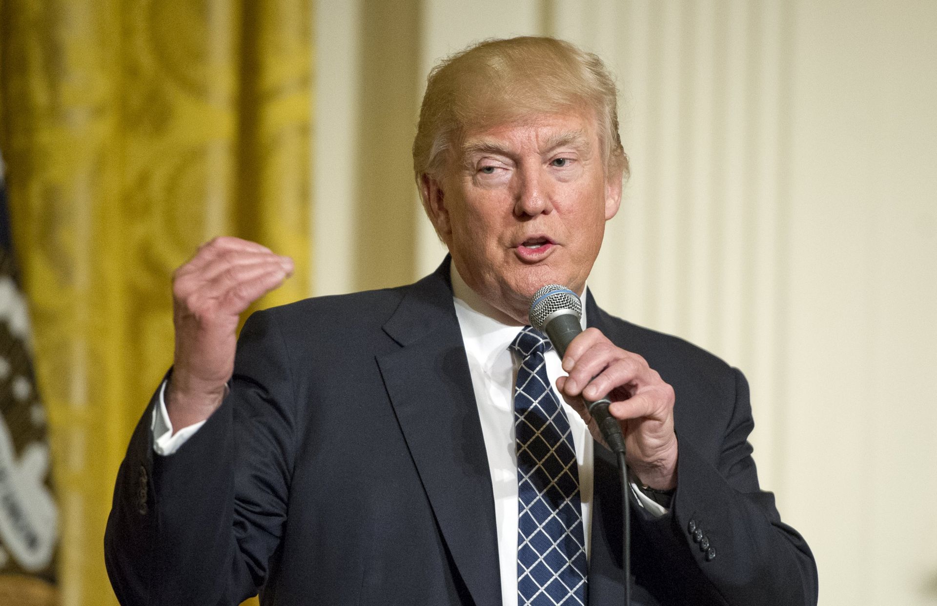 epa05876215 US President Donald J. Trump makes remarks at a reception for US Senators and their spouses in the East Room of the White House in Washington, DC, USA, 28 March 2017.  EPA/RON SACHS / POOL