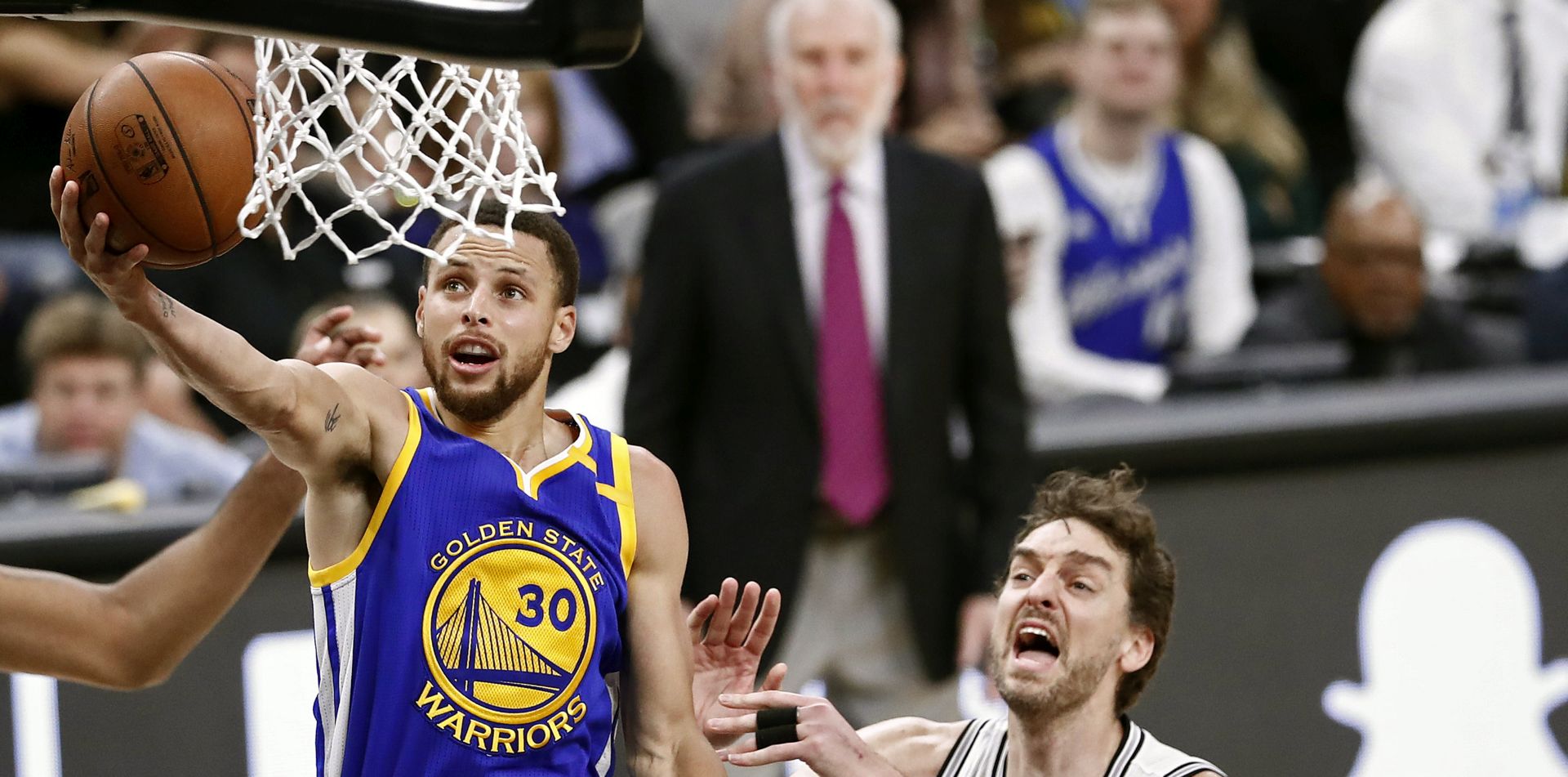 epa05878231 Golden State Warriors guard Stephen Curry (C) goes to the basket against San Antonio Spurs center Pau Gasol (R) of Spain in the second half of the NBA basketball game bewteen the Golden State Warriors and the San Antonio Spurs at the AT&T Center in San Antonio, Texas, USA, 29 March 2017.  EPA/LARRY W. SMITH