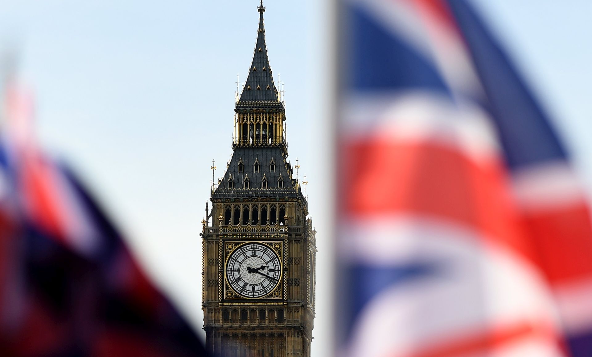 epa05879124 The Elizabeth Tower with a view of the Big Ben at parliament in London, Britain, 30 March 2017. David Davis, the Brexit Secretary, announced the Great Repeal Bill to MP's at parliament on 30 March. The UK Government has published a whole range proposed legislation to transfer EU law on to the UK statute book as Britain exits the European Union. British Prime Minister Theresa May signed the letter giving official notice under Article 50 of the Lisbon Treaty, the Britain is to leave the European Union, and which was delivered to Donald Tusk by the British ambassador to the EU, Sir Tim Barrow on 29 March 2017.  EPA/ANDY RAIN