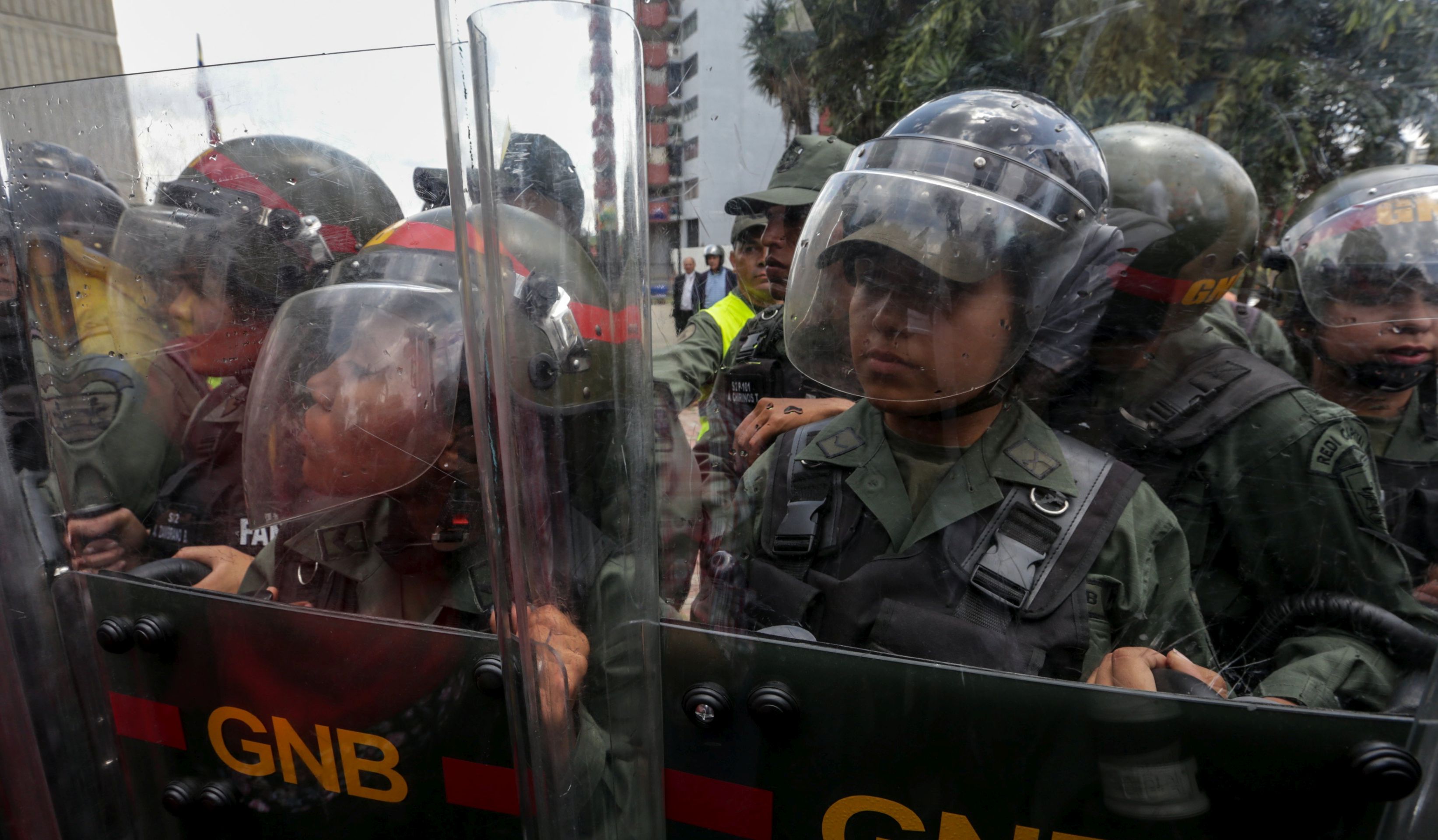 epa05879682 Soldiers of the National Guard block protesters at the headquarters of the Supreme Court of Justice in Caracas, Venezuela, 30 March 2017. Dozens of opposition leaders rejected the recent move by the Supreme Court to take over the Congress' legislative powers, a move condemned by opposition parties as an attempt to install a dictatorship.  EPA/CRISTIAN HERNANDEZ