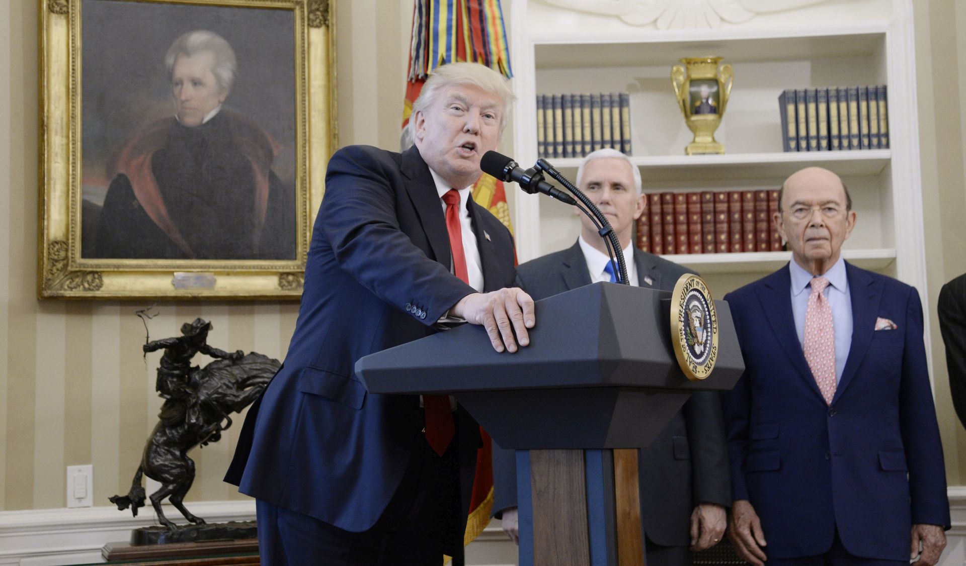 epa05881745 US President Donald J. Trump speaks about trade as Vice President Mike Pence and Secretary of Commerce Wilbur Ross look on before signing Executive Orders  in the Oval Office of the White House in Washington, DC, USA, 31 March 2017.  EPA/Olivier Douliery / POOL