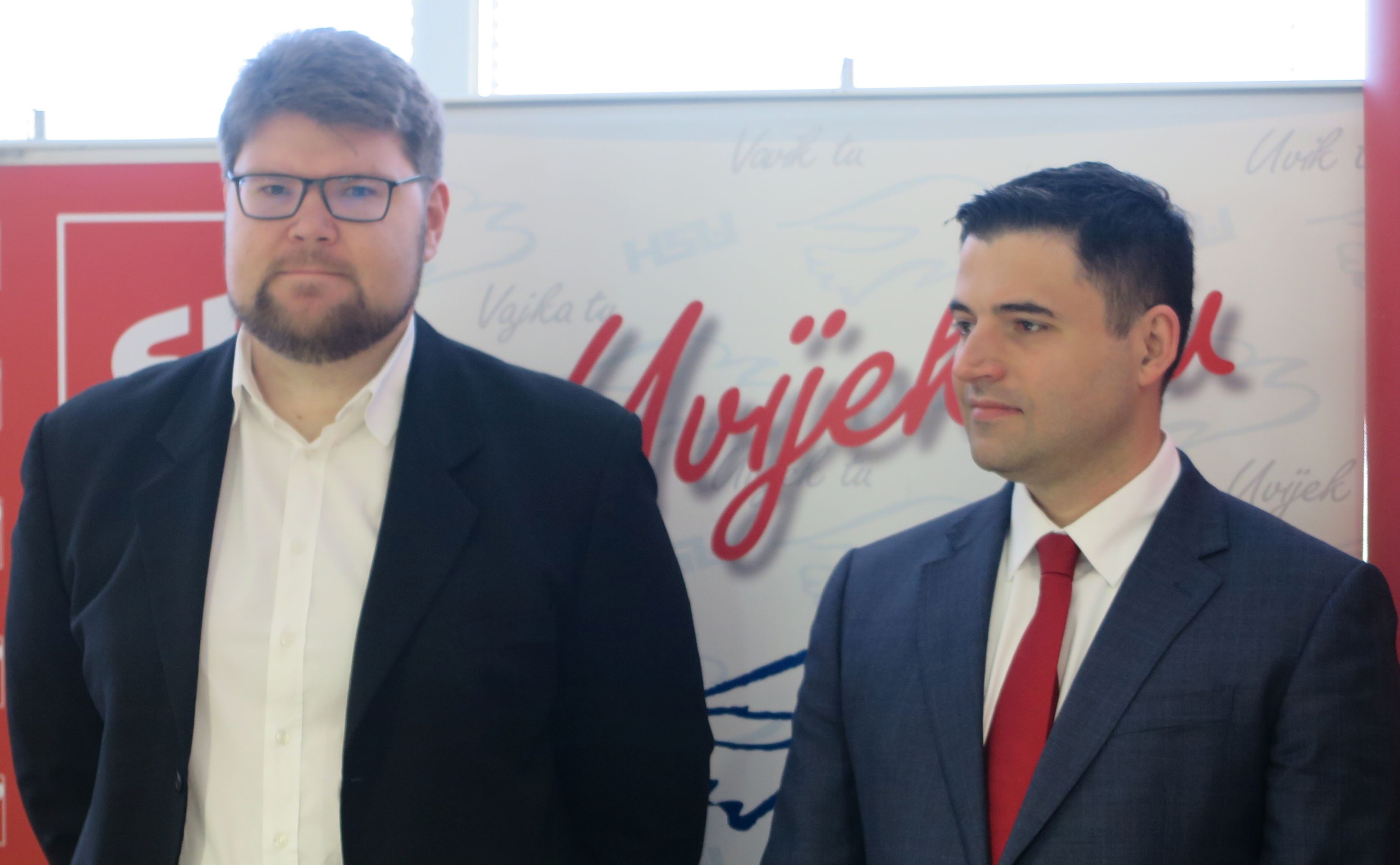 Pula, 01.04.2017. - Potpisivanje sporazuma o izbornoj suradnji na predstojeæim lokalnim izborima izmeðu SDP-a, HSU-a, SDSS-a i HSLS-a. Na fotografiji Peða Grbin, Davor Bernardiæ.
foto HINA / Daniel SPONZA / ml