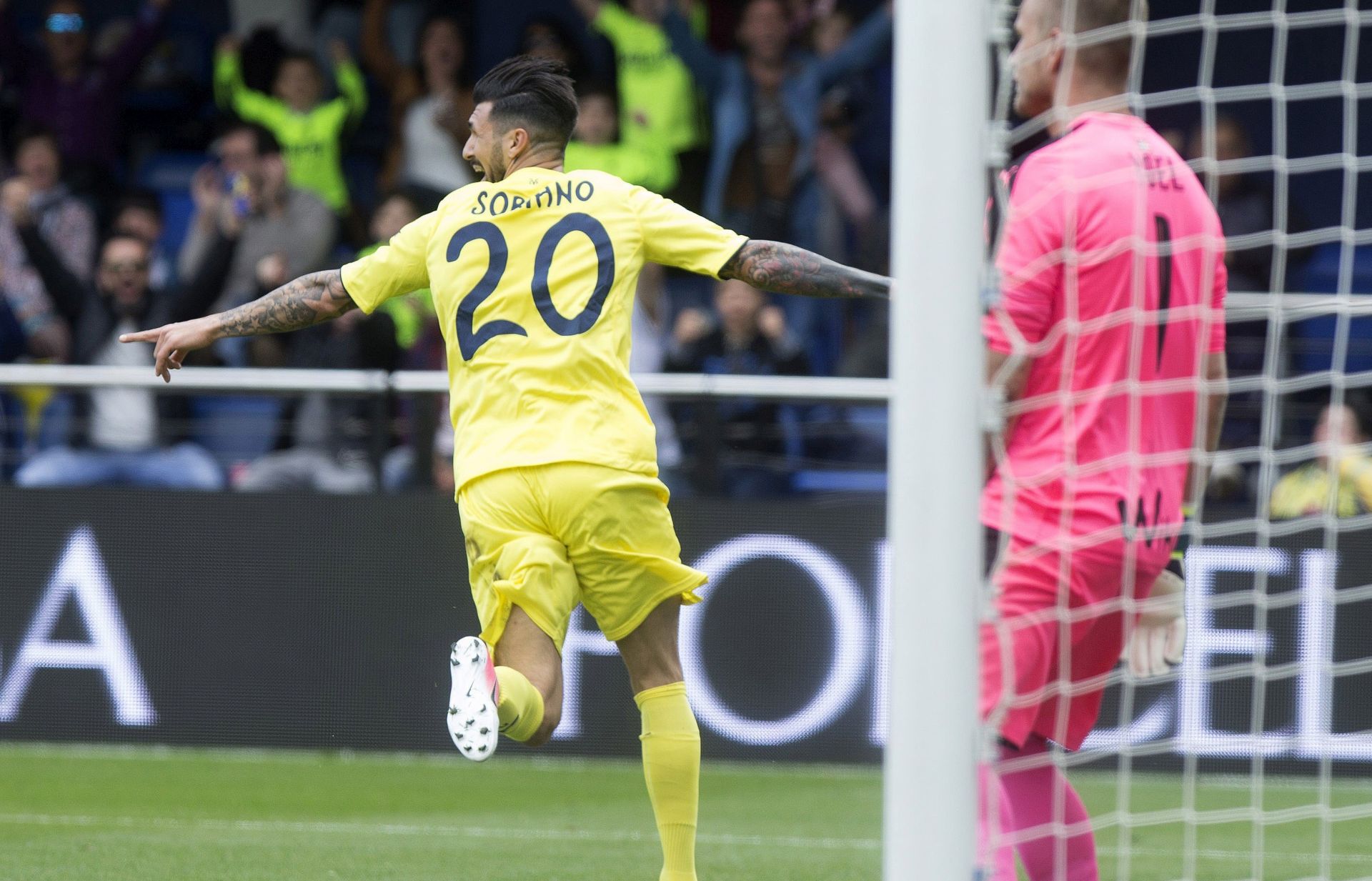 epa05882434 Villarreal's Italian midfielder Roberto Soriano (L) celebrates the opening goal against Eibar during a Spanish Primera Division League soccer match between Villarreal and Eibar at the Ceramica stadium in Villarreal, Spain, 01 April 2017.  EPA/Domenech Castello