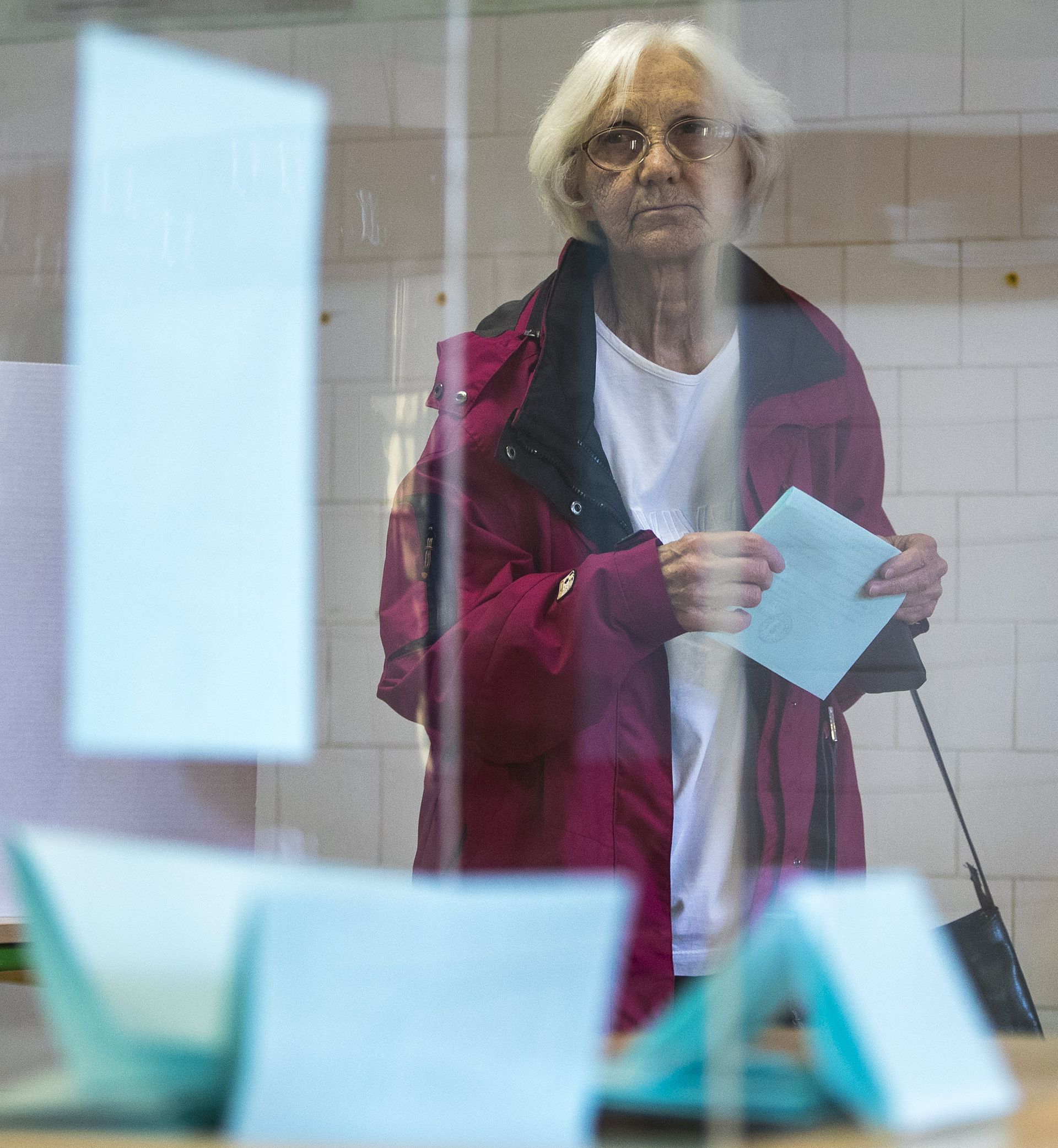 epa05883982 A woman prepares to vote during the Serbian Presidential elections, at a polling station in Belgrade, Serbia, 02 April 2017. Eleven candidates are running for the office of the President of the republic of Serbia, the term of office that will last five years and begin from the day of taking of the oath before the National Assembly.  EPA/SRDJAN SUKI