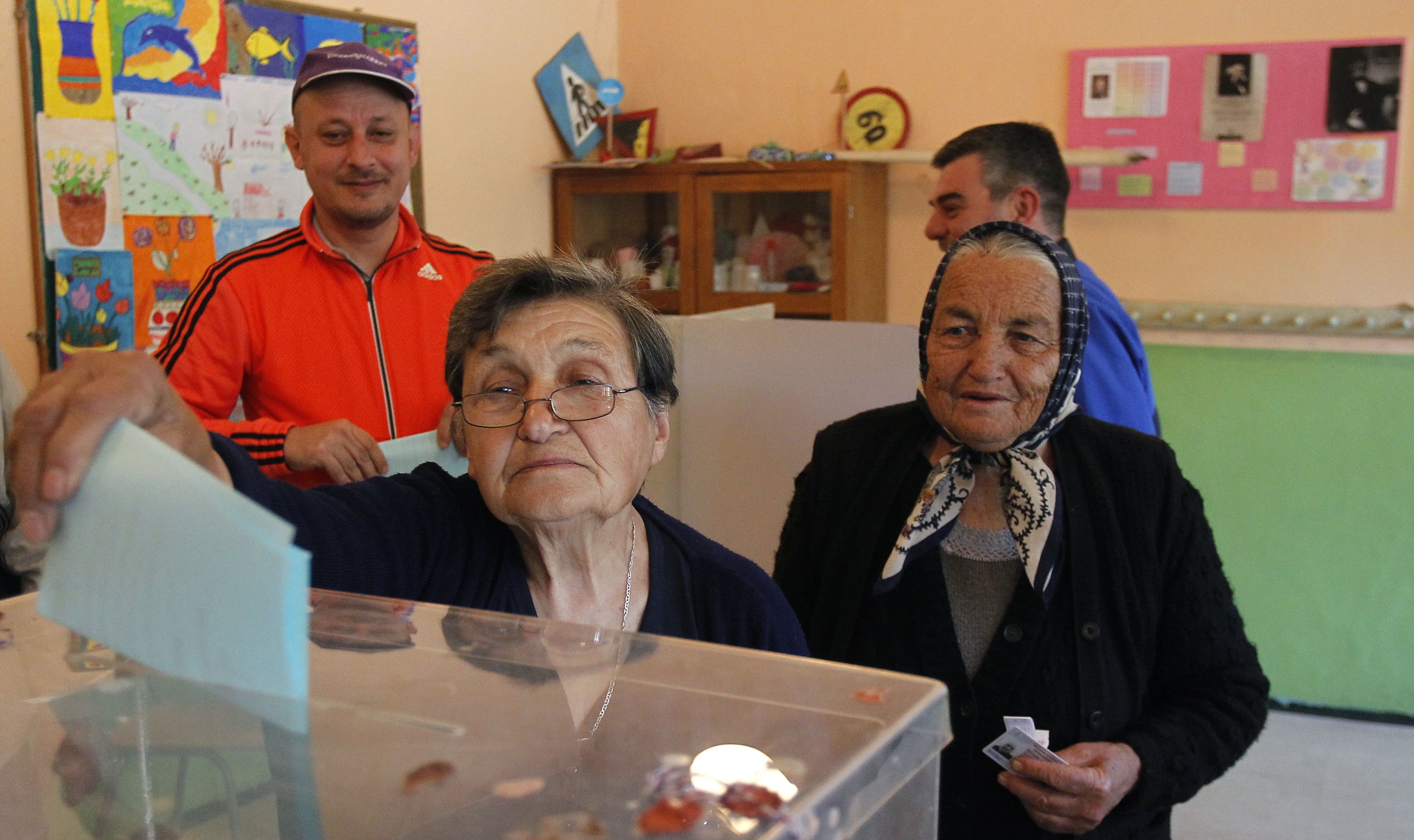 epa05884264 A resident votes at the polling station in the village of Kutina, 15 km from the south Serbian city of Nis, 02 April 2017. Eleven candidates are running for the office of President of the republic of Serbia, the term of office that will last five years and begin from the day of taking of the oath before the National Assembly.  EPA/Djordje Savic