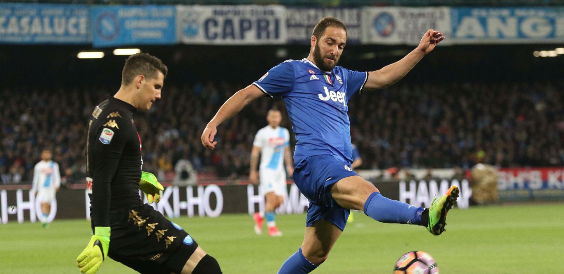 epa05885073 Napoli's goalkeeper Rafael Cabral (L) and Juve's forward Gonzalo Higuain (R) in action during the Italian Serie A soccer match SSC Napoli vs Juventus FC at San Paolo stadium, Naples, Italy, 02 April 2017.  EPA/CESARE ABBATE