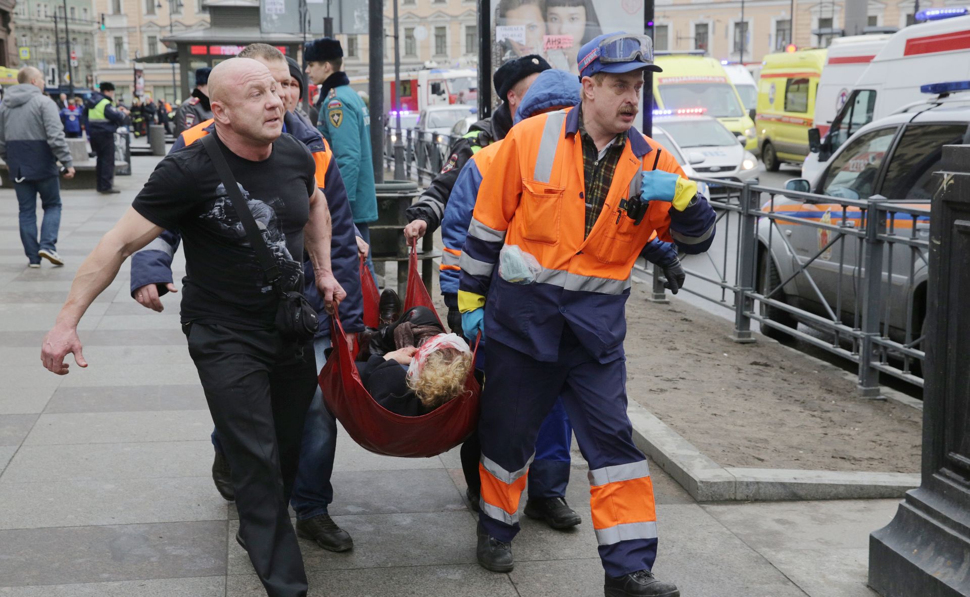 epa05886110 Russian rescuers carry a victim of an explosion at Tekhnologichesky Institute metro station in Saint Petersburg, Russia, 03 April, 2017. According to reports, at least 10 people were killed and dozens injured in an explosion in the city's metro system. The cause of the blast was not immediately known.  EPA/ANTON VAGANOV