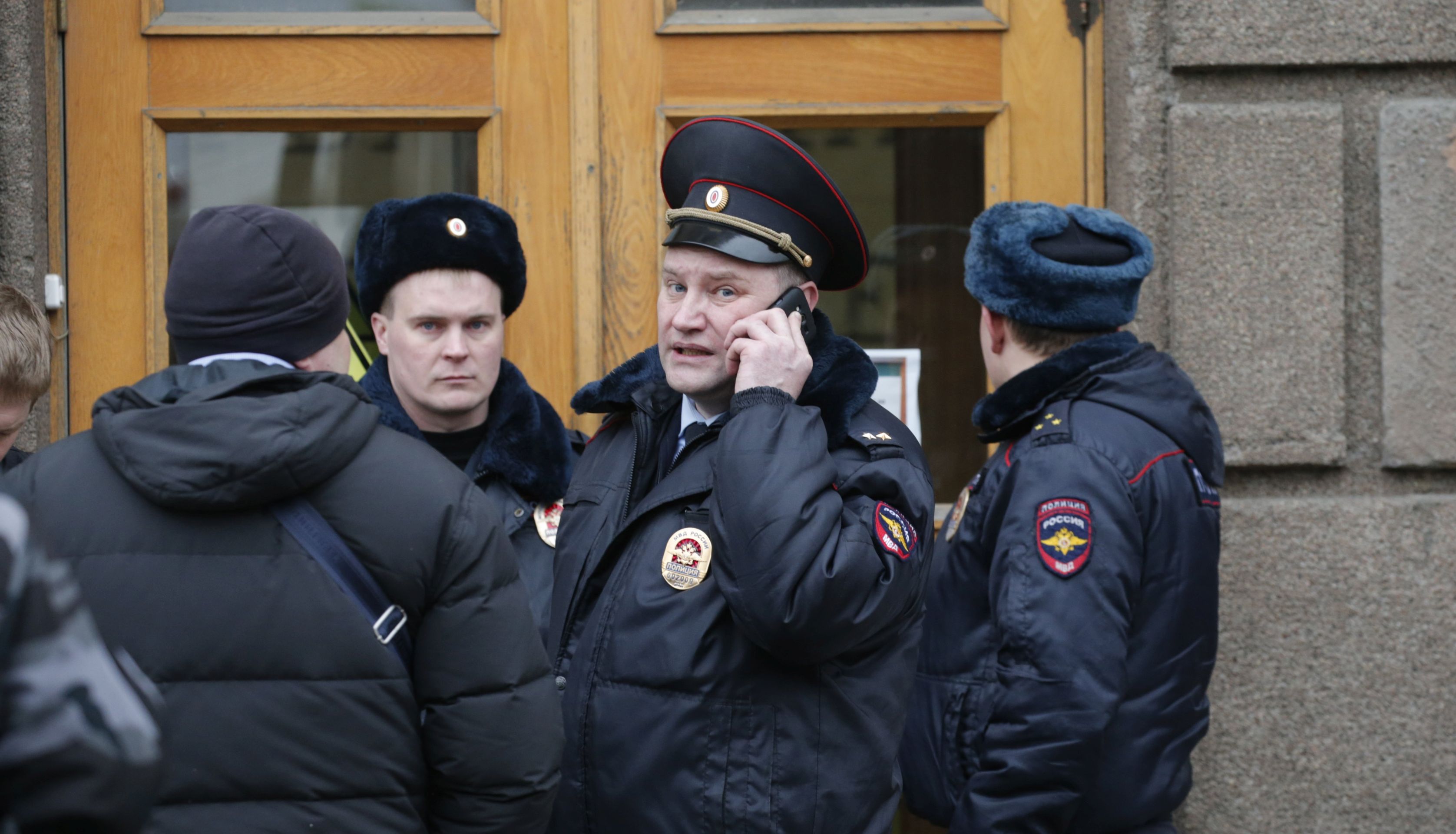 epa05886135 Police officers outside Tekhnologichesky Institute metro station after an explosion, in Saint Petersburg, Russia, 03 April 2017. According to reports, at least 10 people were killed and dozens injured in an explosion in the city's metro system. The cause of the blast was not immediately known.  EPA/ANATOLY MALTSEV