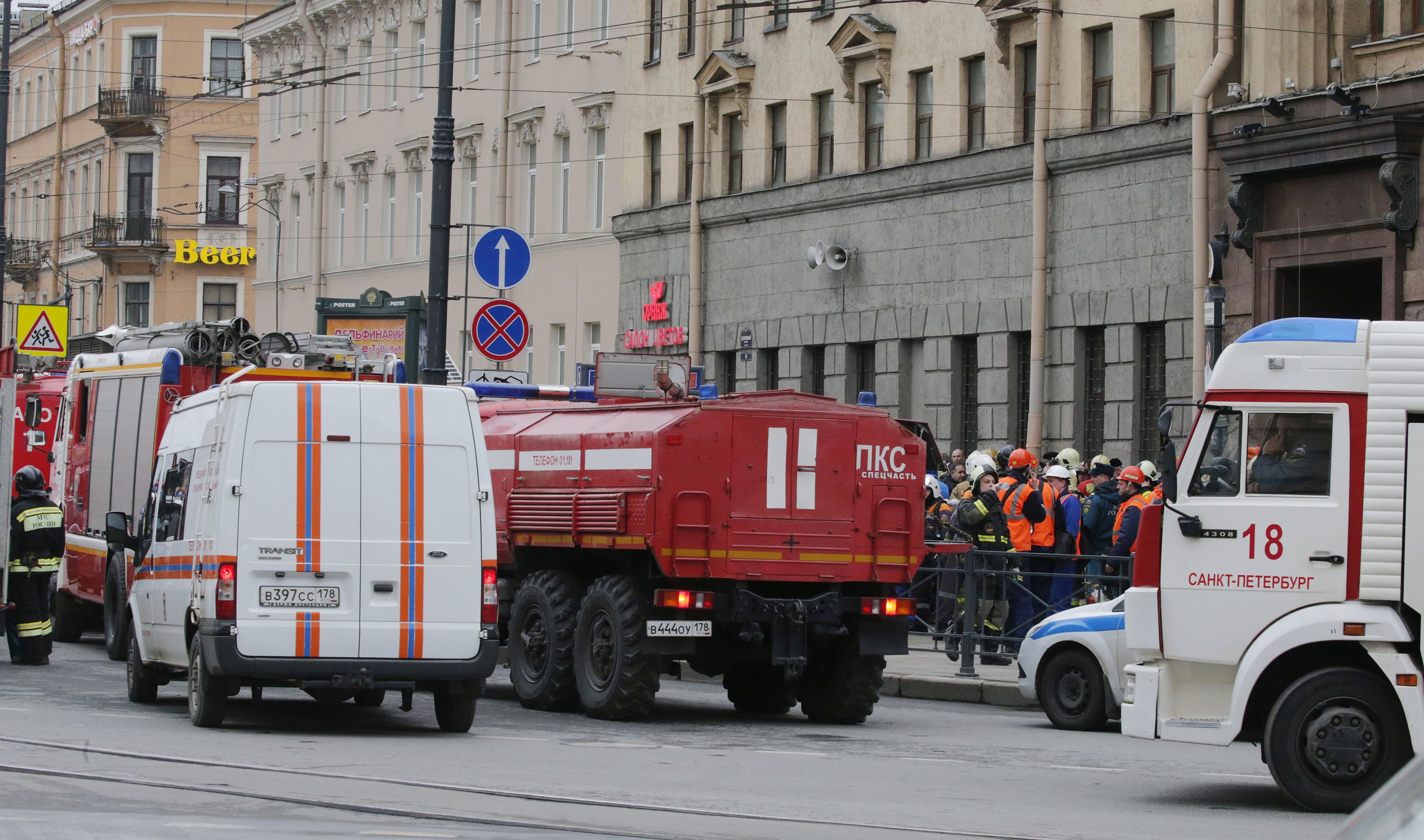 epa05886126 Emergency workers outside Tekhnologichesky Institute metro station after an explosion, in Saint Petersburg, Russia, 03 April 2017. According to reports, at least 10 people were killed and dozens injured in an explosion in the city's metro system. The cause of the blast was not immediately known.  EPA/ANATOLY MALTSEV