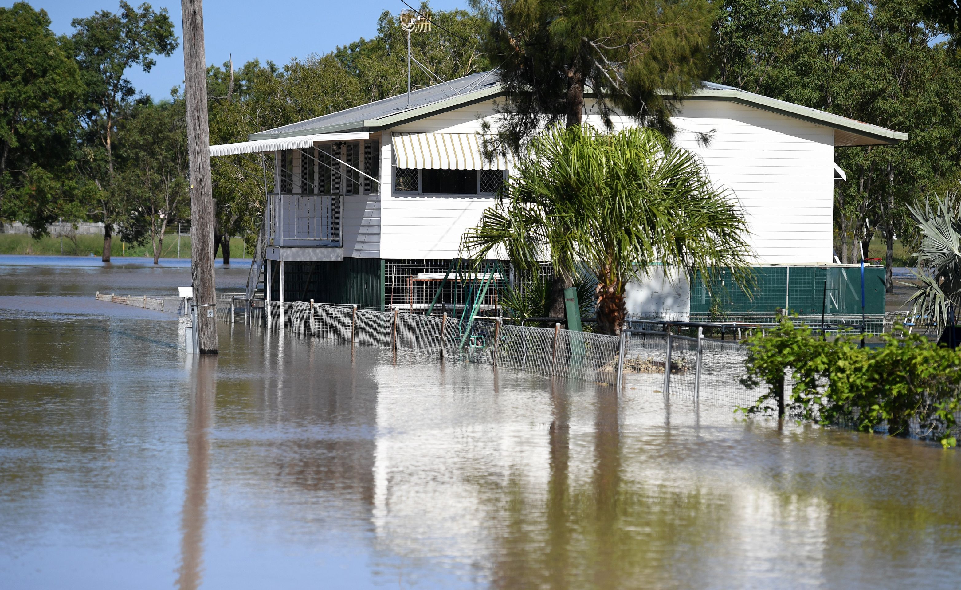 epa05886906 A house is surrounded by floodwaters in Rockhampton, Queensland, Australia, 04 April 2017. Flood waters resulting from ex-cyclone Debbie are expected inundate parts of Rockhampton, with the Fitzroy River expected to reach nine meters on Thursday.  EPA/DAN PELED  AUSTRALIA AND NEW ZEALAND OUT