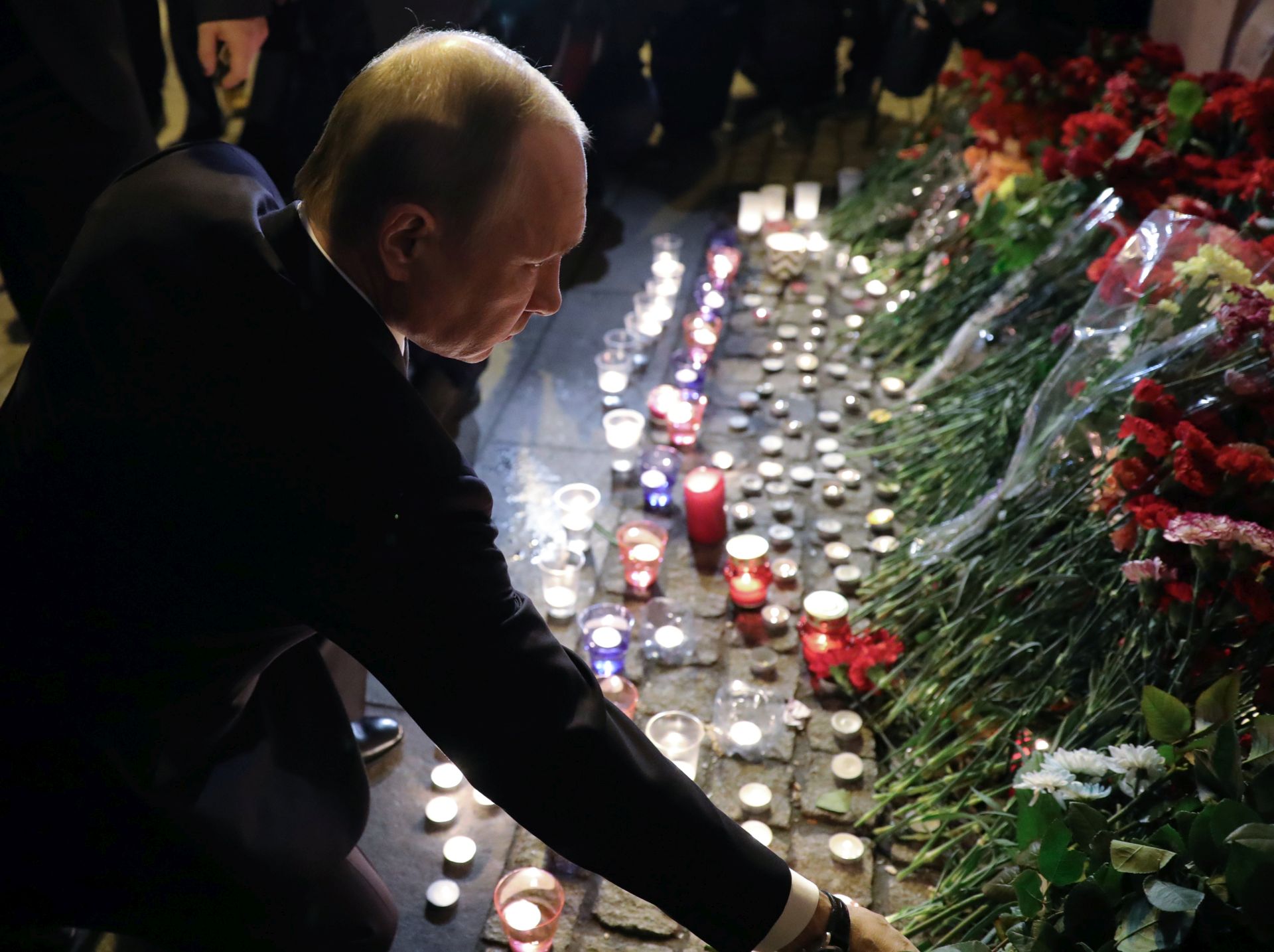 epa05886896 Russian President Vladimir Putin (C) lays flowers outside Tekhnologicheskiy Institut metro station after an explosion took place earlier in the day, in Saint Petersburg, Russia, 03 April 2017. According to media reports, at least 11 people were killed and dozens were injured in an explosion in the city's metro system. Russia's National Anti-Terrorist Committee said that an explosion hit a train between Sennaya Ploshchad and Tekhnologichesky Institut stations, media added. An anti-terror investigation is underway.  EPA/MIKHAIL KLIMENTYEV/SPUTNIK/KREMLIN POOL / POOL