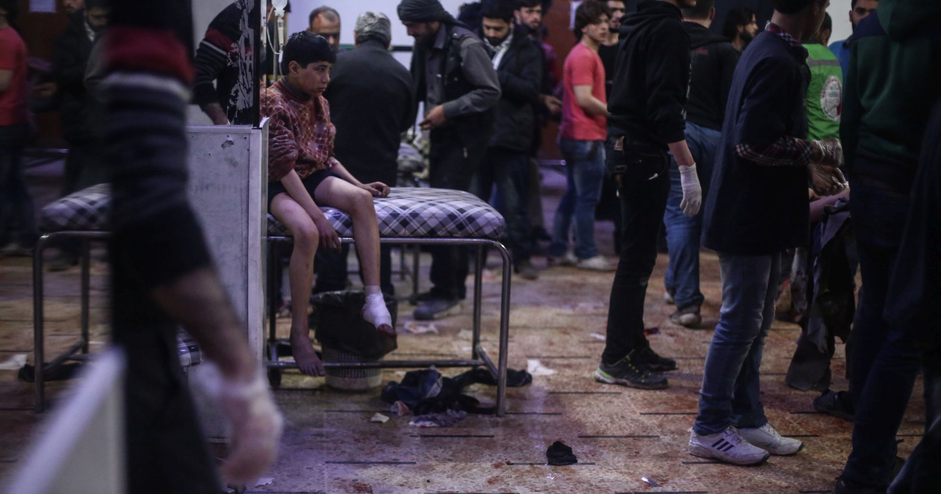 epa05886830 A view of injured people inside a field hospital after airstrikes reportedly hit on civilian areas of Douma, Sirya, 03 April 2017. According to witnesses, at least 21 people were killed and over 50 were injured in airstrikes allegedly carried by forces loyal to the Syrian regime that hit Douma on 03 April evening.  EPA/MOHAMMED BADRA