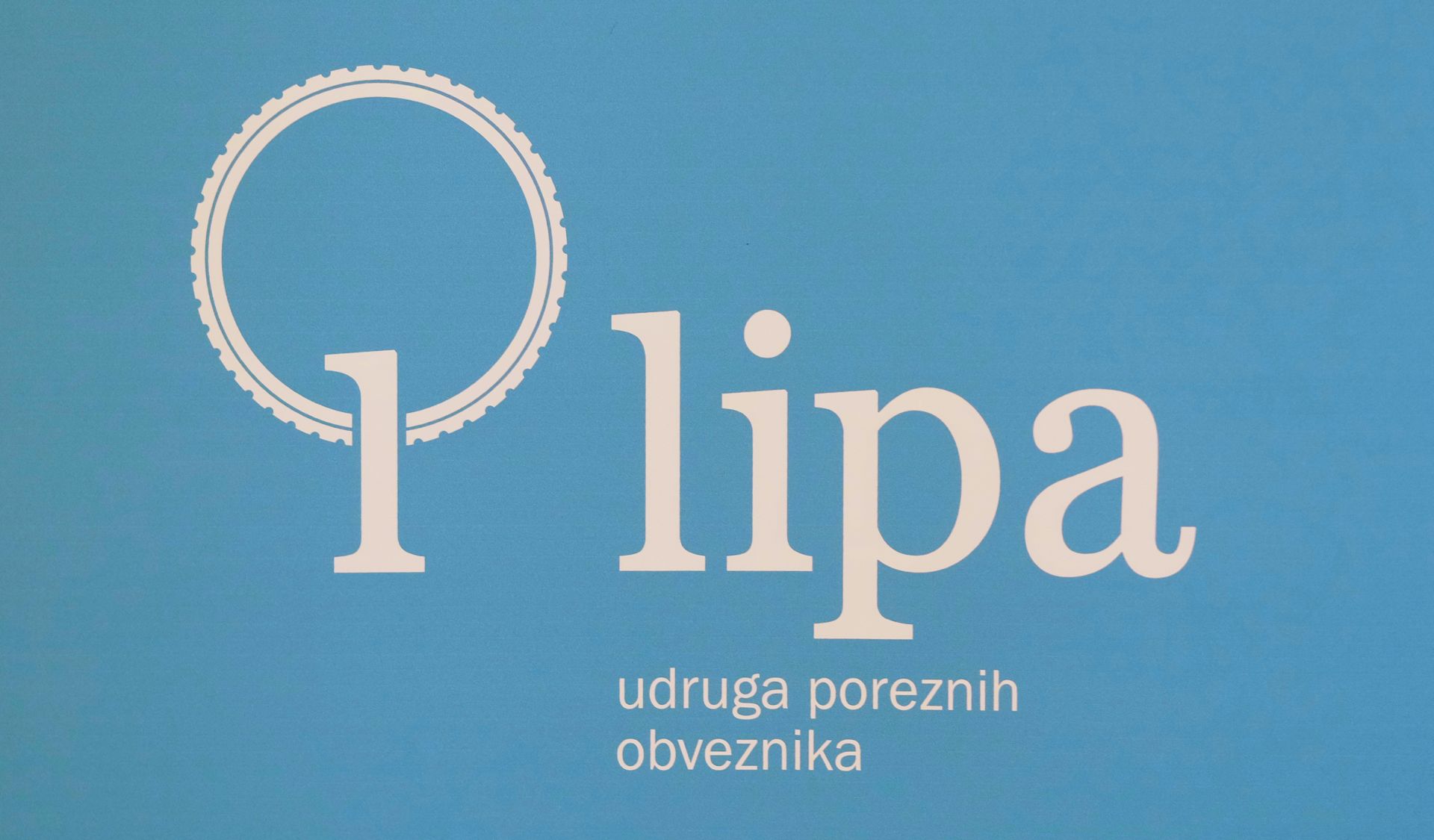 Zagreb, 04.04.2017. - Udruga poreznih obveznika Lipa i zaklada Konrad Adenauer organizirali su okrugli stol "Restrukturiranje i privatizacija javnih poduzeća". Organizatori ističu kako je ideja skupa upoznati se s iskustvima procesa privatizacije koji je tijekom devedesetih godina provedena u Njemačkoj, mogućim koristima za Hrvatsku, kao i viziji daljnjeg procesa restrukturiranja i privatizacije javnih poduzeća u Hrvatskoj. 
Na fotografiji logotip Lipa. 
foto HINA/ Edvard ŠUŠAK/ es