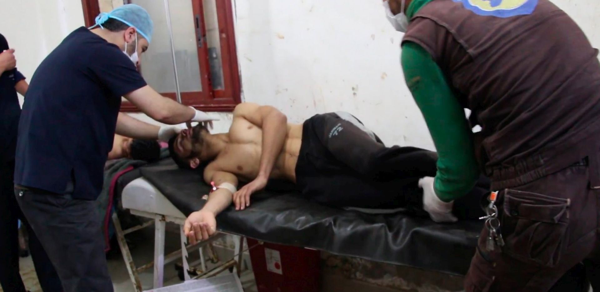epa05887491 A video grabbed still image shows Syrian people receiving treatment after an alleged chemical attack at a field hospital in Saraqib, Idlib province, northern Syria, 04 April 2017. Media reports quoting the British war monitor Syrian Observatory for Human Rights state an alleged chemical attack in the rebel-held area of Idlib province on 04 April killed at least 58 people, including 11 minors, and wounded dozens others.  EPA/STRINGER