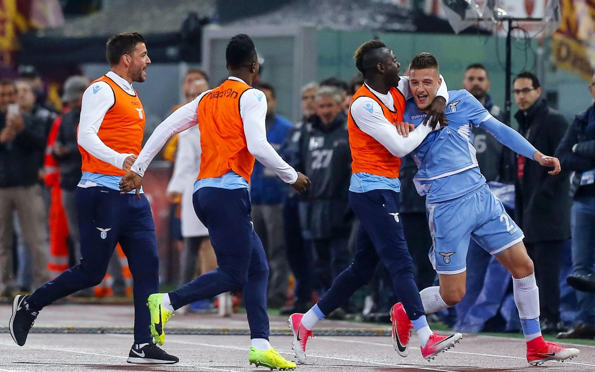 epa05888481 SS Lazio's Sergej Milinkovic-Savic (R) celebrates with his teammates after scoring the 0-1 goal during the Coppa Italia semi final second leg soccer match between AS roma and SS Lazio at the Olimpico stadium in Rome, Italy, 04 April 2017.  EPA/ANGELO CARCONI