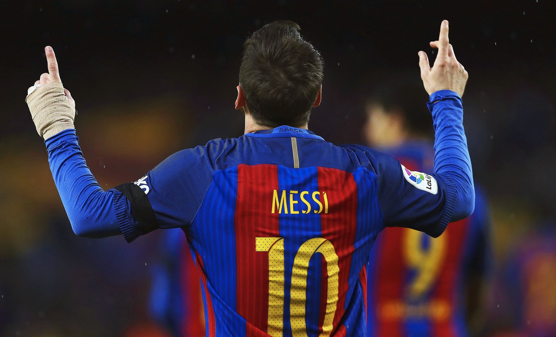 epa05890734 FC Barcelona's Argentinian striker Lionel Messi celebrates after scoring a goal during the Spanish Primera Division soccer match between FC Barcelona and Sevilla FC at Camp Nou in Barcelona, Spain, 05 April 2017.  EPA/ALEJANDRO GARCIA