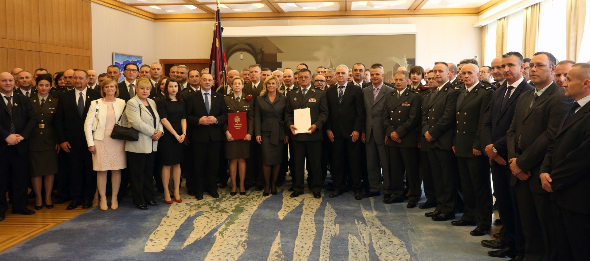Zagreb, 6.4.2017 - Predsjednica Republike Hrvatske Kolinda Grabar Kitarović uručila je odlikovanje Red kneza Domagoja s ogrlicom 1. hrvatskom gardijskom zboru za iskazanu osvjedočenu hrabrost i junaštvo njegovih pripadnika u Domovinskom ratu. 
Foto HINA/ Dario GRZELJ/ dag