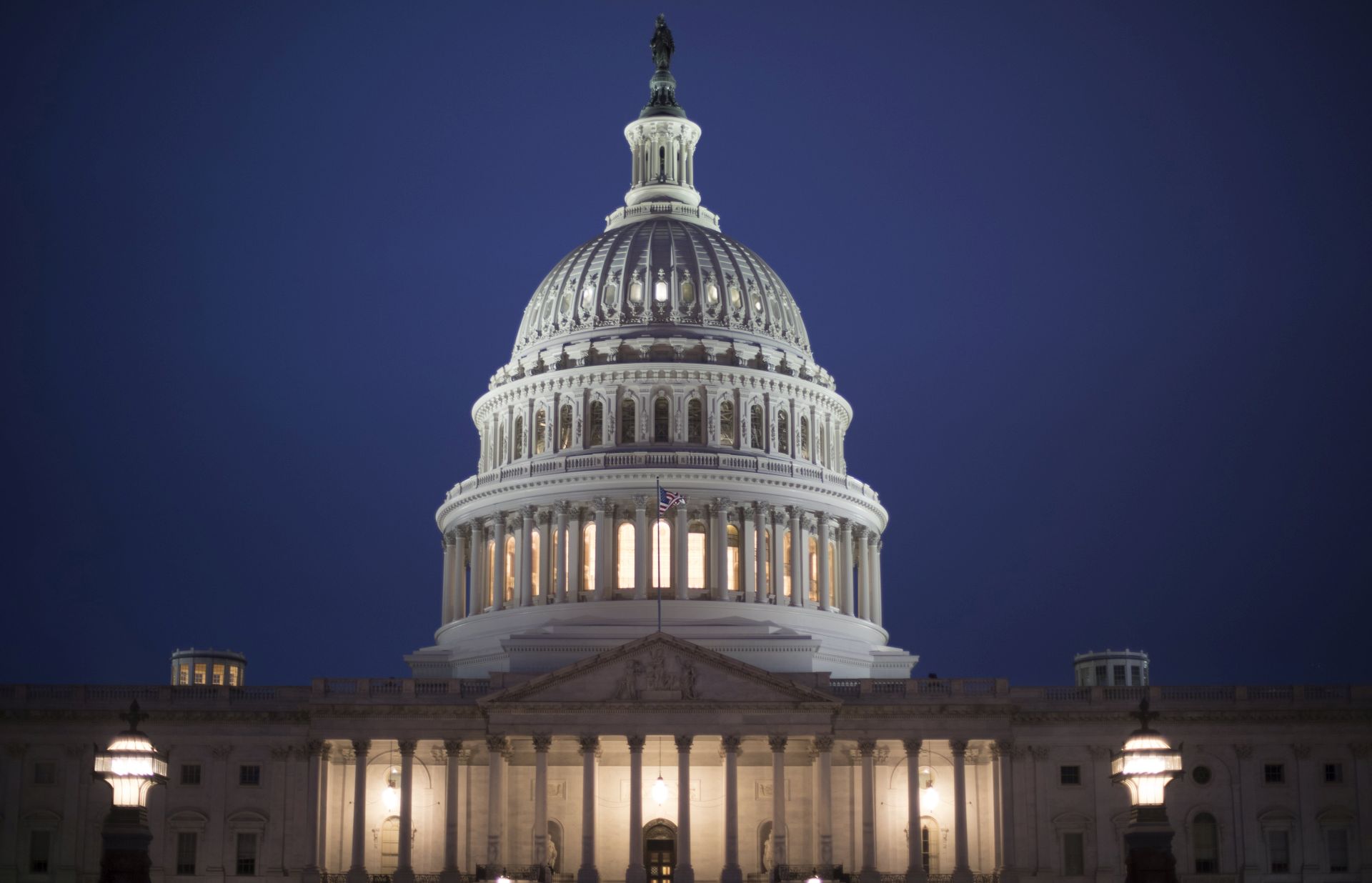 epa05894371 The US Capitol Building at dawn in Washington, DC, USA, 07 April 2017. The US Senate has scheduled the confirmation vote for Neil Gorsuch, US President Donald J. Trump's nominee to be an associate justice on the Supreme Court, 07 April.  EPA/MICHAEL REYNOLDS