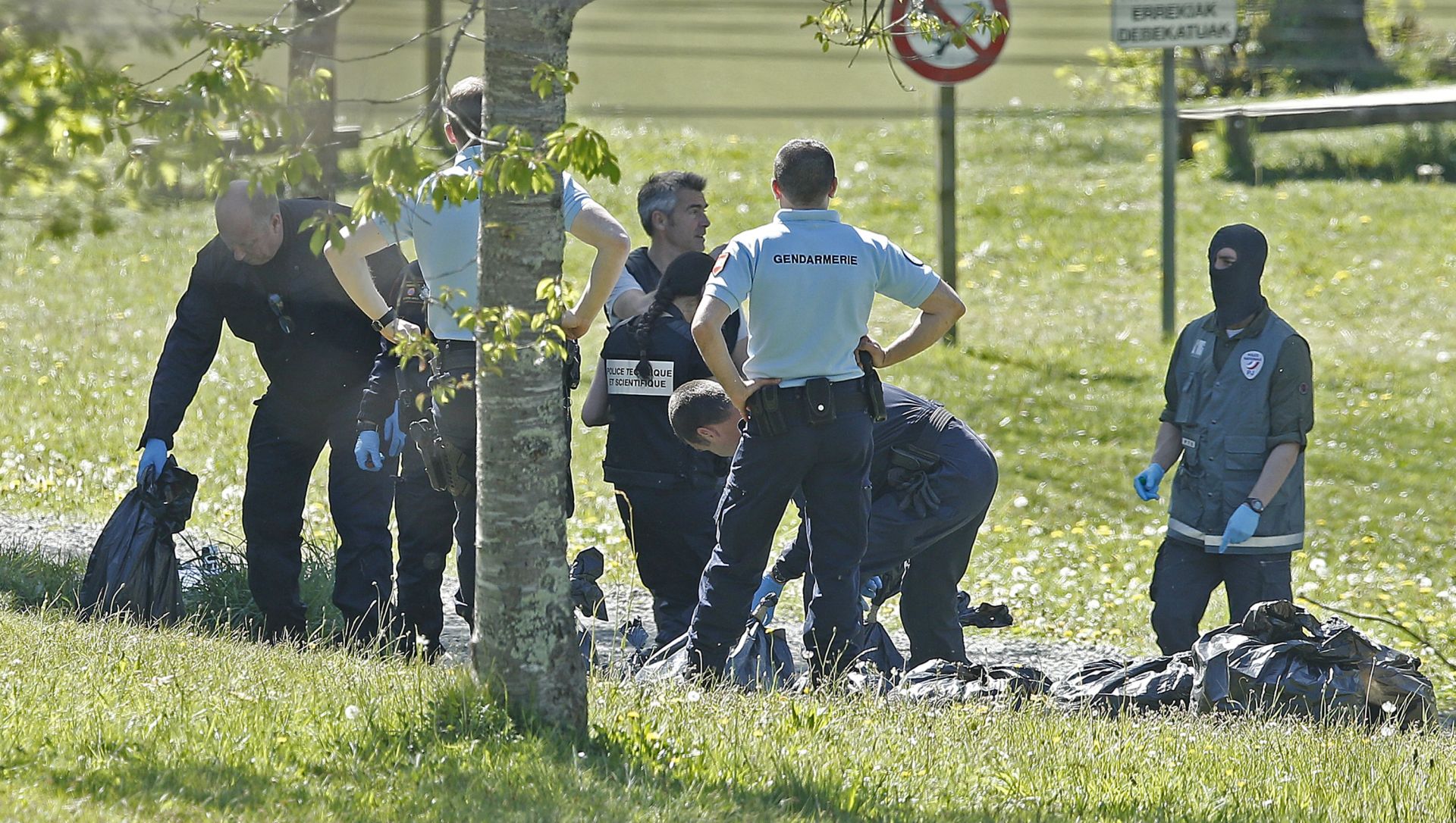 epa05896559 French police open a weapons cache of ETA (Zulo), in Saint Pee sur Nivelle, southern France, 08 April 2017. The Basque militant group Eta is set to begin the process of officially handing over arms to police in southern France, 08 April 2017. Eta killed more than 800 people and wounded thousands in more than 40 years of violence aimed at creating a Basque state out of territory in south-west France and northern Spain.  EPA/GUILLAUME HORCAJUELO