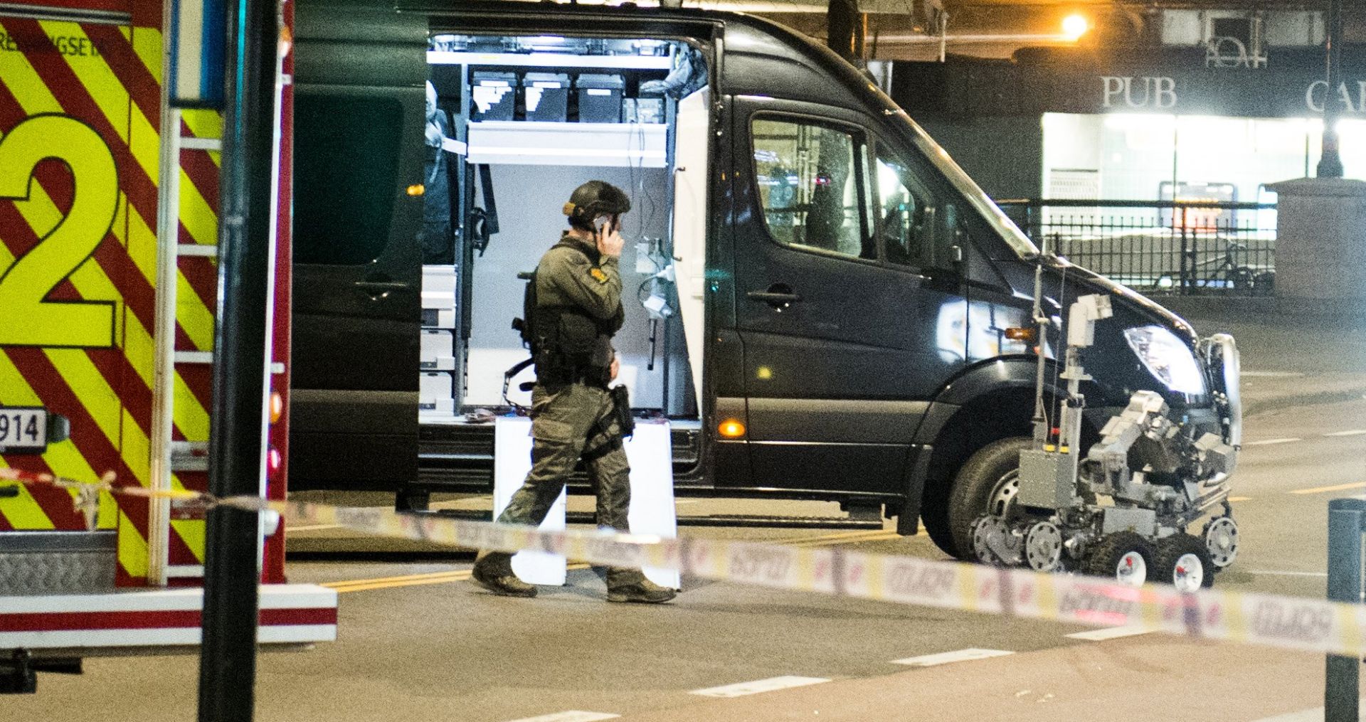 epa05898107 A bomb disposal robot is seen after police cordon off an area in central Oslo, Norway, 08 April 2017, following the arrest of a man and the discovery of a 'bomb-like device'.  EPA/Fredrik Varfjell NORWAY OUT