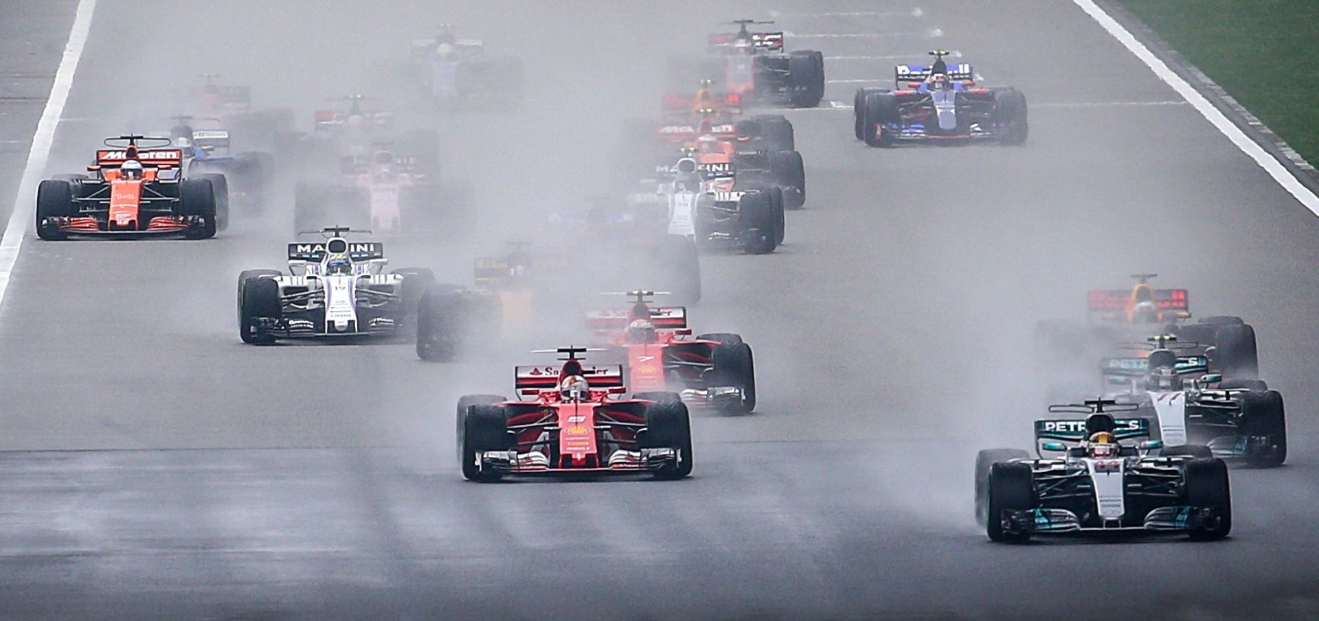 epa05898819 British Formula One driver Lewis Hamilton of Mercedes AMG GP leads the pack at the start of the 2017 Chinese Formula One Grand Prix at the Shanghai International circuit in Shanghai, China, 09 April 2017.  EPA/ROMAN PILIPEY