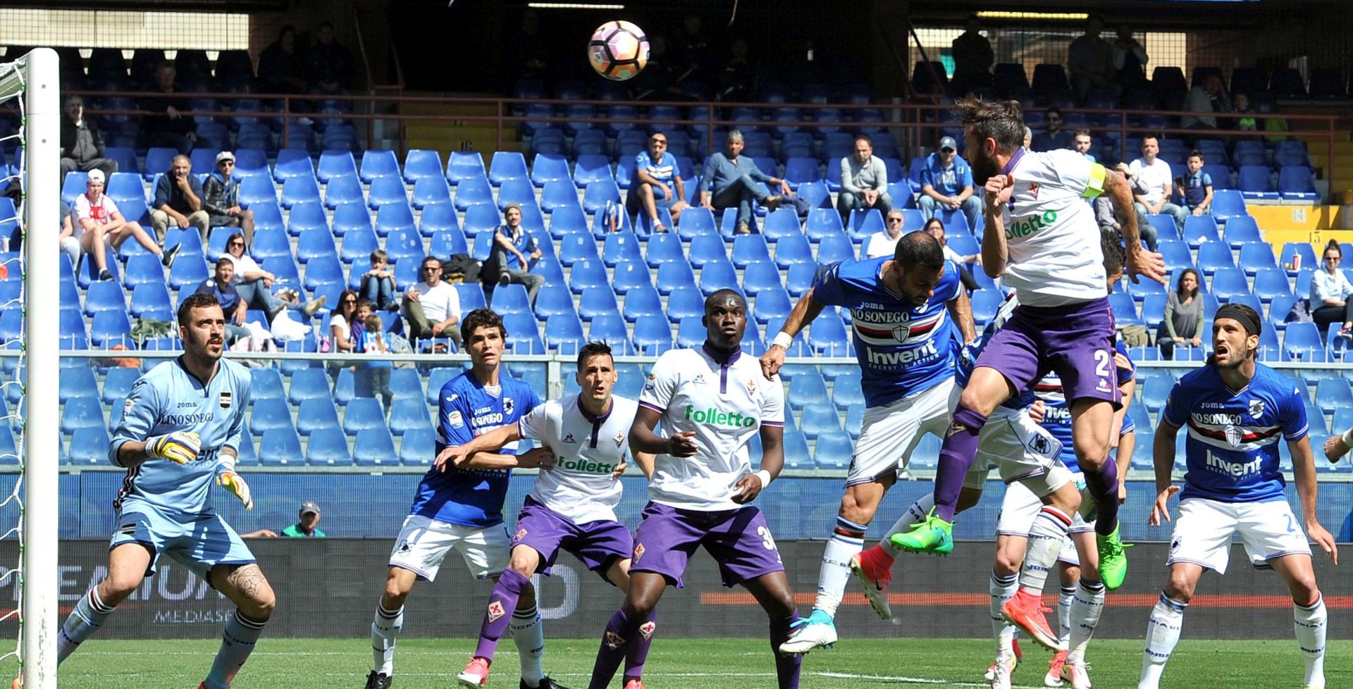 epa05899081 Fiorentina's Argentinian defender Gonzalo Rodriguez (2nd from right) scores a goal during the Italian Serie A soccer match Uc Sampdoria vs Acf Fiorentina at Luigi Ferraris Stadium in Genoa, Italy, 09 April 2017.  EPA/SIMONE ARVEDA