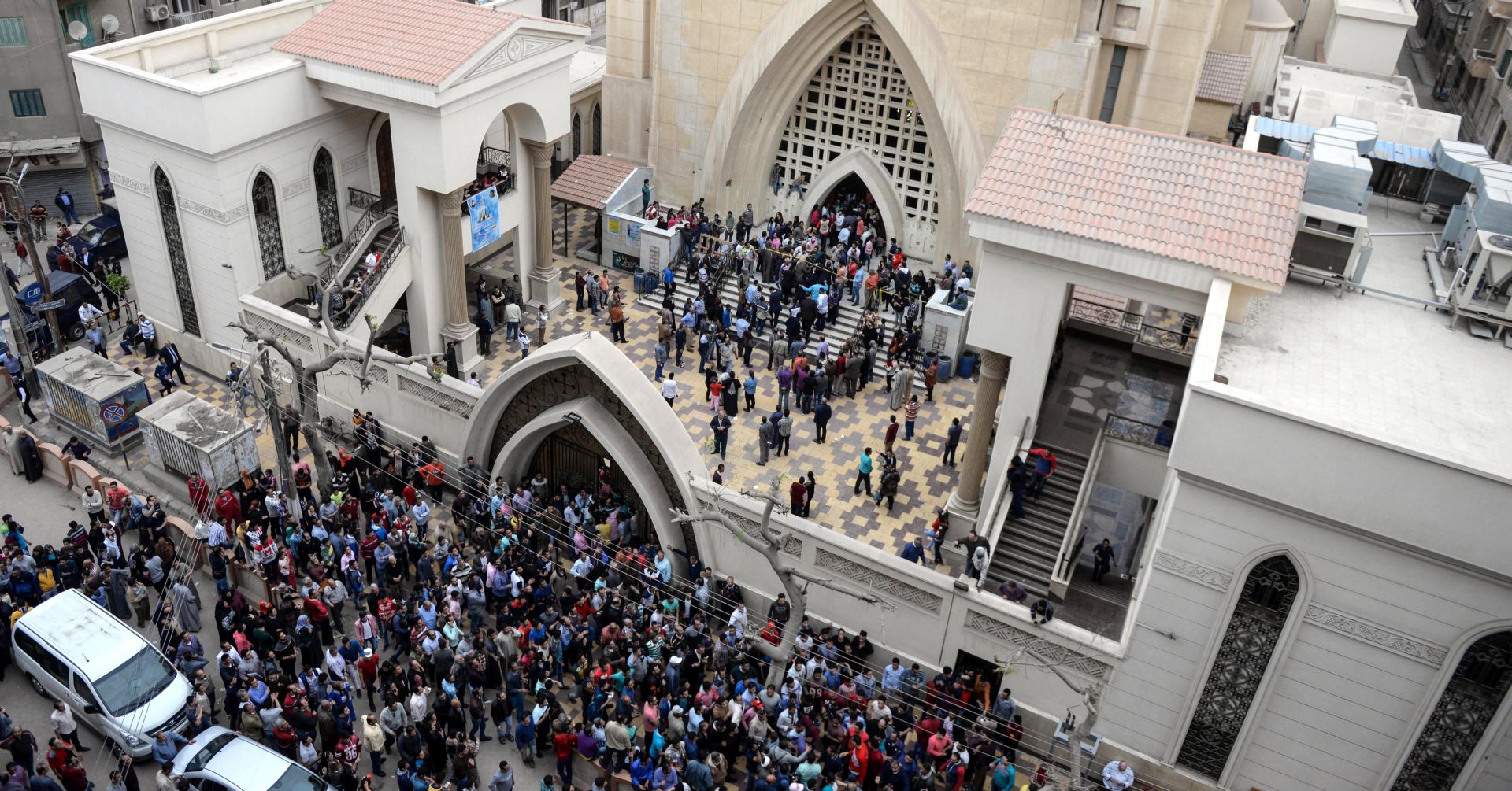 epa05899107 People gather in front of Mar Girgis church after a bomb explosion, Tanta, 90km north of Cairo, Egypt, 09 April 2017. According to the Egyptian Health Ministry, at least 28 were killed and 71 injured in a bomb explosion at Mar Girgis Coptic church in the central delta city of Tanta during the Palm Sunday mass.  EPA/MOHAMED HOSSAM
