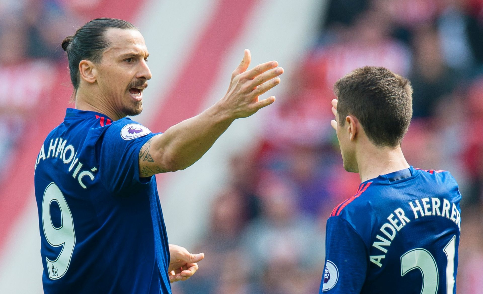 epa05899202 Manchester United's Zlatan Ibrahimovic (L) celebrates scoring the opening goal with his teammate Ander Herrera (R) during the English Premier League soccer match between Sunderland FC and Manchester United at the Stadium of Light, Sunderland, Britain, 09 April 2017.  EPA/PETER POWELL EDITORIAL USE ONLY. No use with unauthorized audio, video, data, fixture lists, club/league logos or 'live' services. Online in-match use limited to 75 images, no video emulation. No use in betting, games or single club/league/player publications