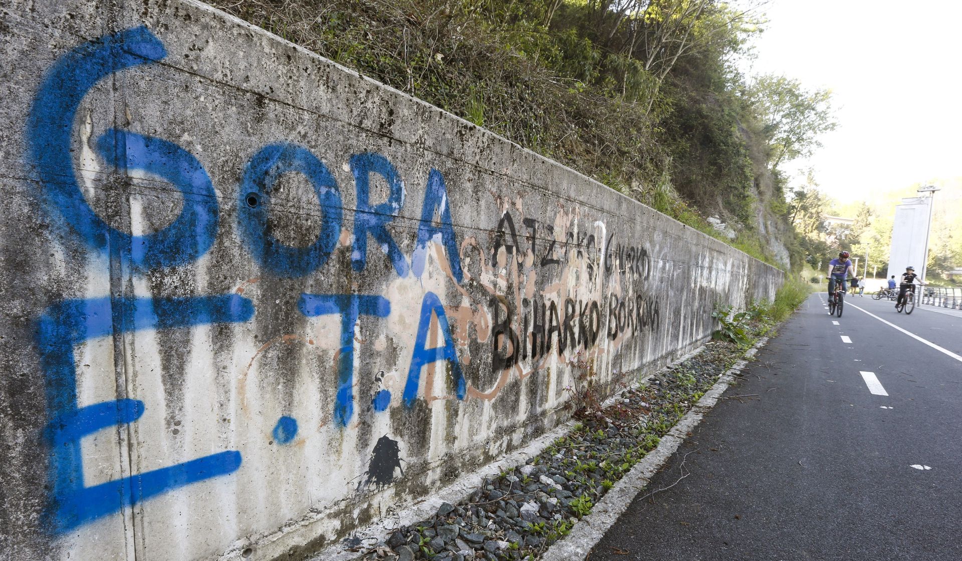 epa05899884 View of a grafitti that reads 'Viva ETA. The fight of yesterday, today and tomorrow' in San Sebastian, Basque Country, northern of Spain, 09 April 2017. The Basque terrorist group ETA is set to begin the process of officially handing over arms to police in southern France, 08 April 2017. ETA killed more than 800 people and wounded thousands in more than 40 years of violence aimed at creating a Basque state out of territory in south-west France and northern Spain.  EPA/JAVIER ETXEZARRETA