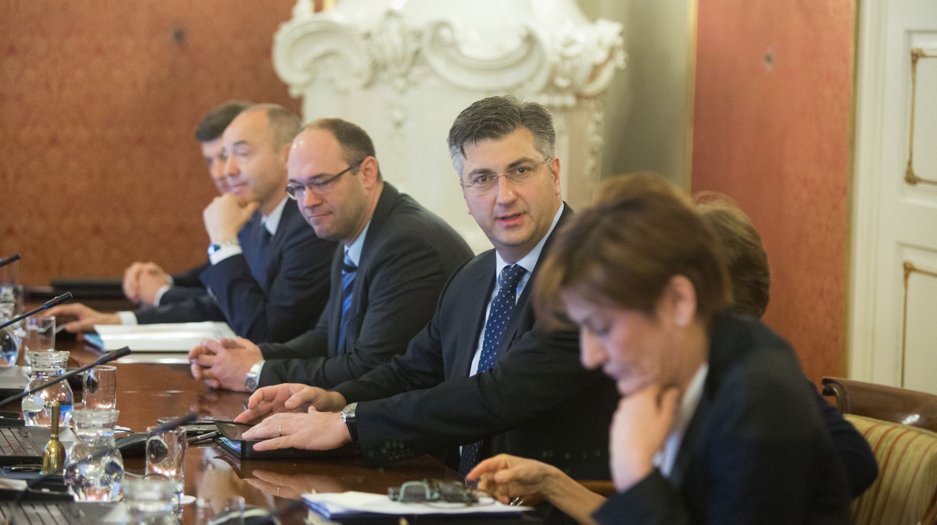 Zagreb, 10.04.2017. - Sjednica Vlade Republike Hrvatske na kojoj je predložen izvanredni povjerenik, sukladno odredbama Zakona o postupku izvanredne uprave u trgovačkim društvima od sistemskog značaja za Republiku Hrvatsku. Na fotografiji Damir Krstičević, Davor Ivo Stier, Andrej Plenković, Martina Dalić. foto HINA/ Daniel KASAP/ ml