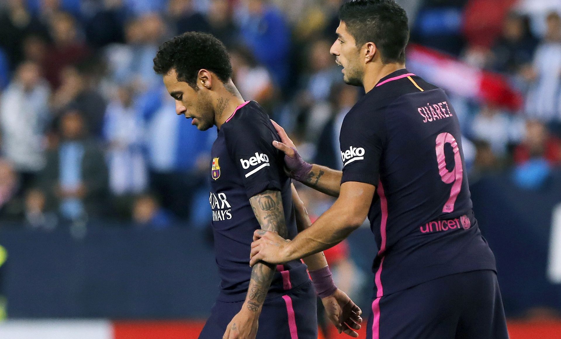 epa05897893 FC Barcelona's Brazilian striker Neymar (L) reacts next to teammate Luis Suarez during the Primera Division match Malaga vs Barcelona at La Rosaleda stadium in Malaga, Andalusia, Spain, 08 April 2017.  EPA/JORGE ZAPATA