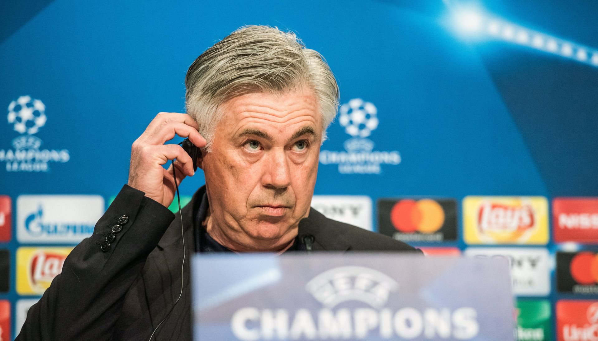 epa05903184 FC Bayern Munich's head coach Carlo Ancelotti attends a news conference in Munich, Germany, 11 April 2017. FC Bayern Munich will face Real Madrid in the UEFA Champions League quarter final, first leg, soccer match on 12 April.  EPA/CHRISTIAN BRUNA
