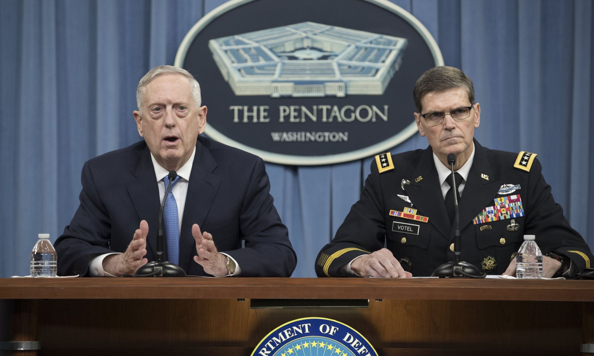 epa05903456 US Secretary of Defense James Mattis (L) and Commander of the US Central Command General Joseph Votel (R) hold a news conference in which they faced questions on the conflict in Syria and relations with Russia, at the Pentagon in Arlington, Virginia, USA, 11 April 2017.  EPA/MICHAEL REYNOLDS