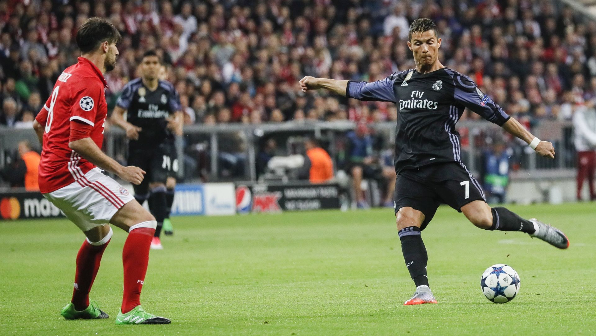 epa05904911 Real Madrid's Cristiano Ronaldo (R) in action against Bayern's Javi Martinez (L) during the UEFA Champions League quarter final, first leg soccer match between Bayern Munich and Real Madrid at Allianz Arena in Munich, Germany, 12 April 2017.  EPA/RONALD WITTEK