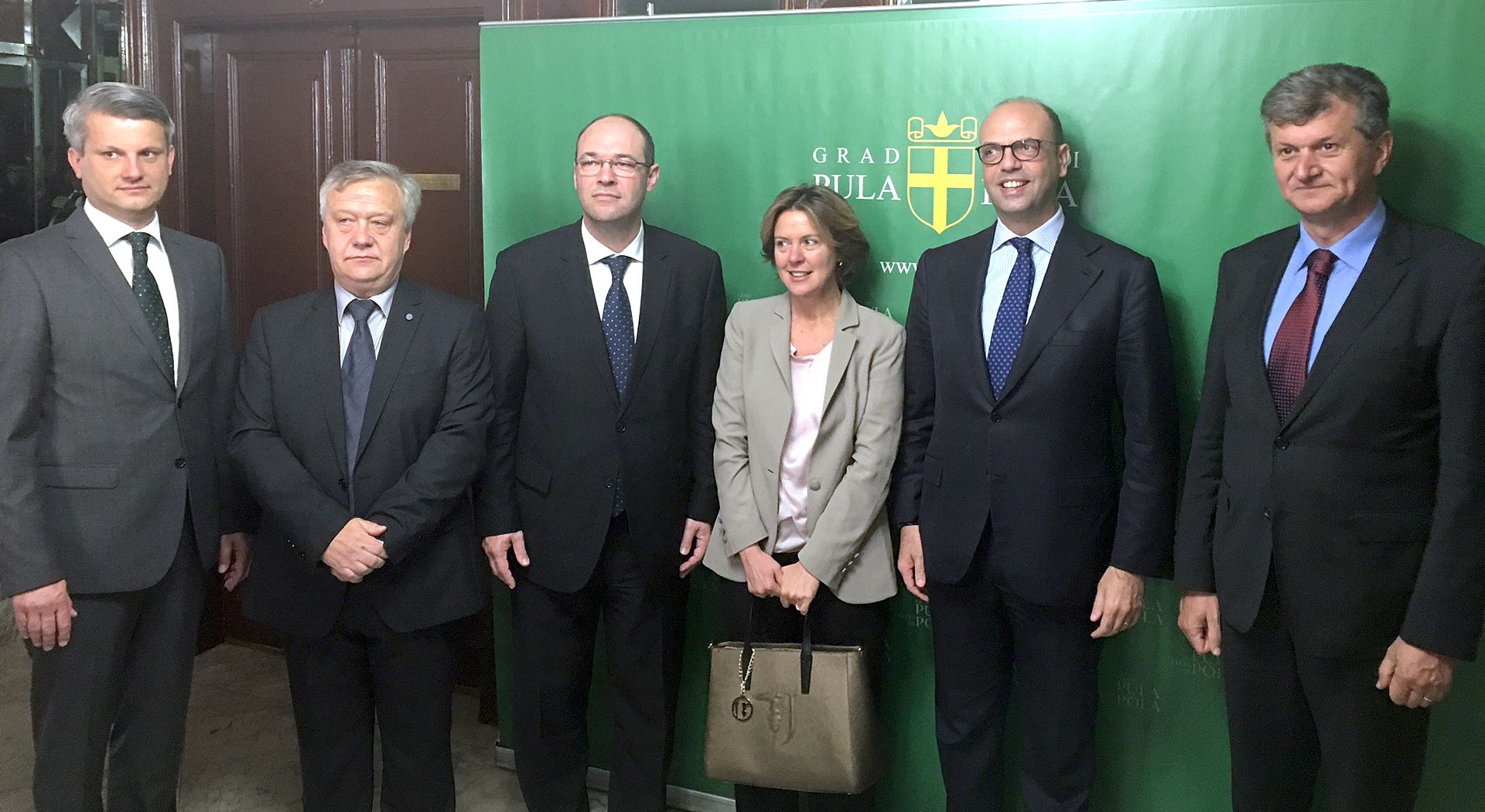 Pula, 13.04.2017. - Bilateralni sastanak potpredsjednika Vlade i ministra vanjskih i europskih poslova Davora Ive Stiera u Puli s talijanskim efom diplomacije Angelinom Alfanom, koji boravi u radnom posjetu Hrvatskoj. Na sastanku su prisustvovali i ministar zdravstva Milan Kujundiæ, te ministrica zdravstva Italije Beatrice Lorenzin. Na fotografiji Davor Ivo Stier (3L), Beatrice Lorenzin (4L), Angelino Alfano (2D), Milan Kujundiæ (D).
foto HINA / MVEP / ml
