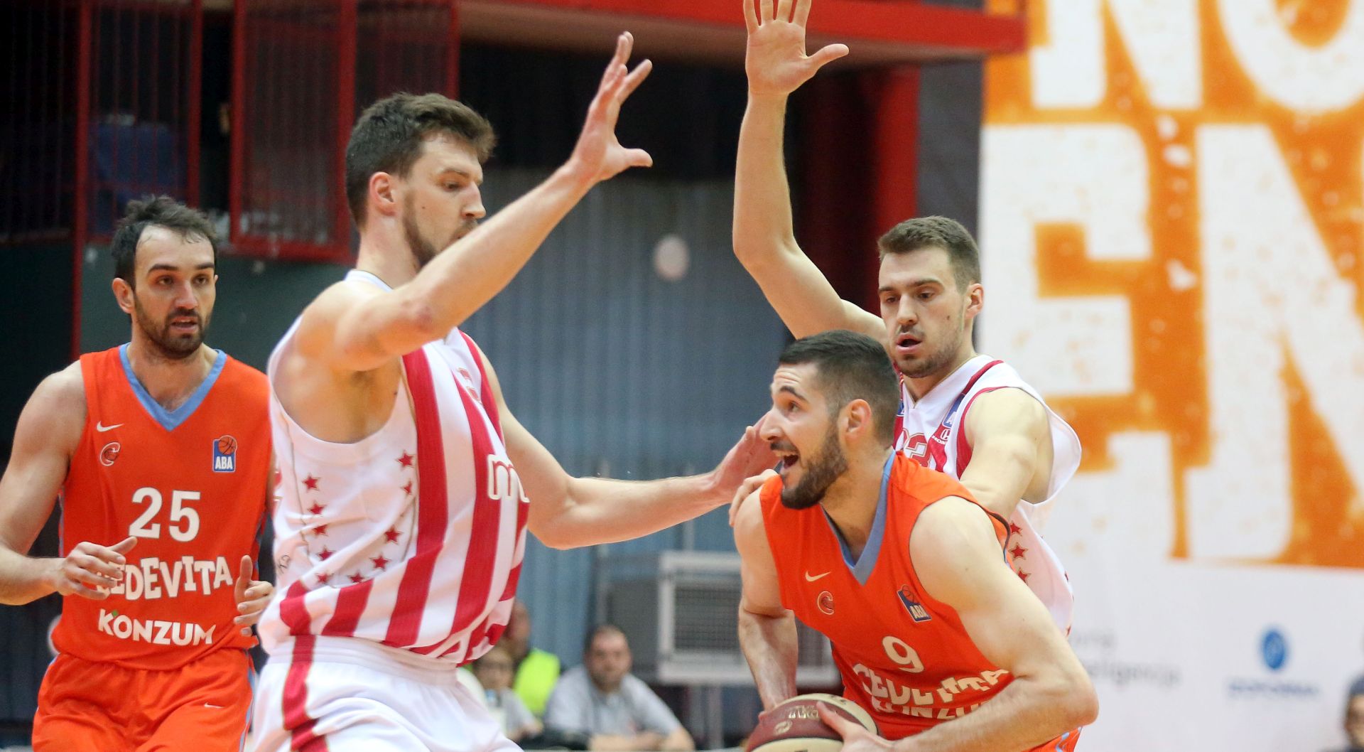 Zagreb, 12.04.2017 - Treæa utakmica finala koarkake ABA lige Cedevita - Crvena zvezda. Na fotografiji Ognjen Kuzmiæ, Luka Babiæ, Marko Guduriæ.
foto HINA / Denis CERIÆ /dc