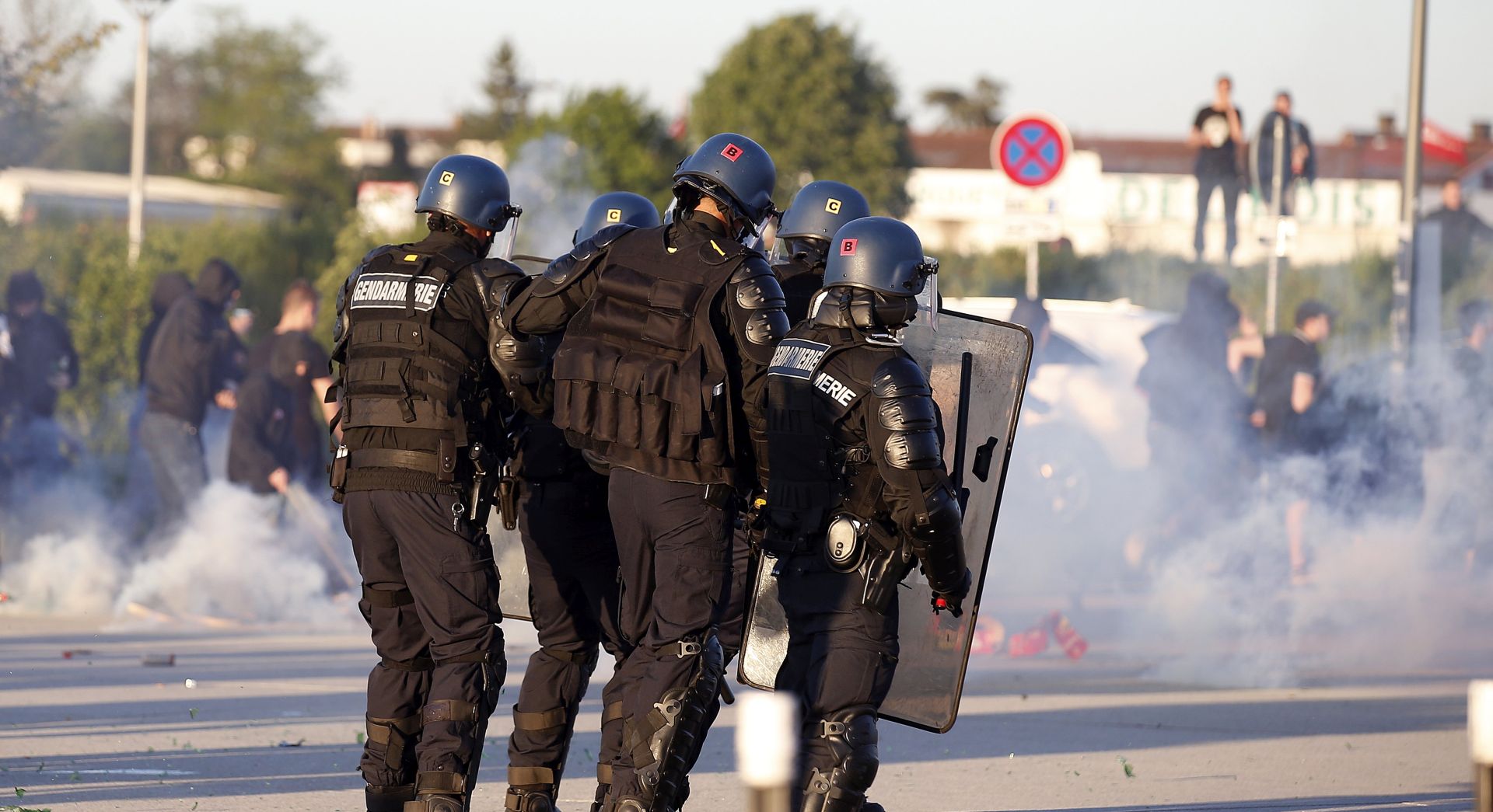 epa05906655 Riot police outside Parc Olympique Lyonnais stadium  before the UEFA Europa League quarter final, first leg soccer match between Olympique Lyon and Besiktas Istanbul, in Lyon, France, 13 April 2017.  EPA/SEBASTIEN NOGIER