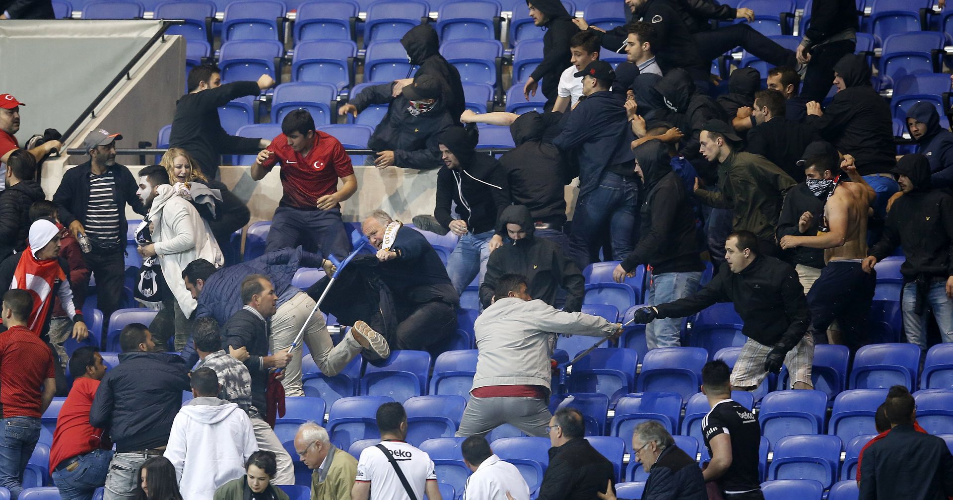 epa05906639 Supporters of Besiktas and Olympique Lyon clash in the stands before the UEFA Europa League quarter final, first leg soccer match between Olympique Lyon and Besiktas Istanbul, at Parc Olympique Lyonnais stadium in Lyon, France, 13 April 2017.  EPA/SEBASTIEN NOGIER