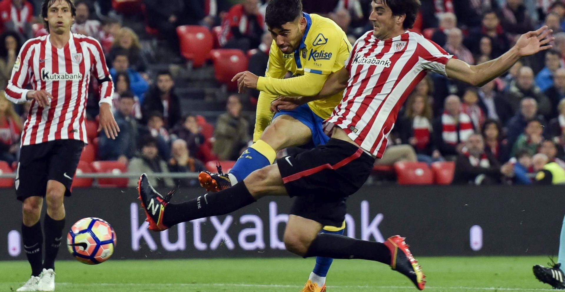 epa05908311 UD Las Palmas´ midfielder Pedro Tanausú "Tana" (C) shoots the ball next to Athletic de Bilbao´s midfielder Mikel San Jose (R) during their Spanish First Division soccer match played at San Mames stadium in Bilbao, 14 April 2017.  EPA/MIGUEL TONA