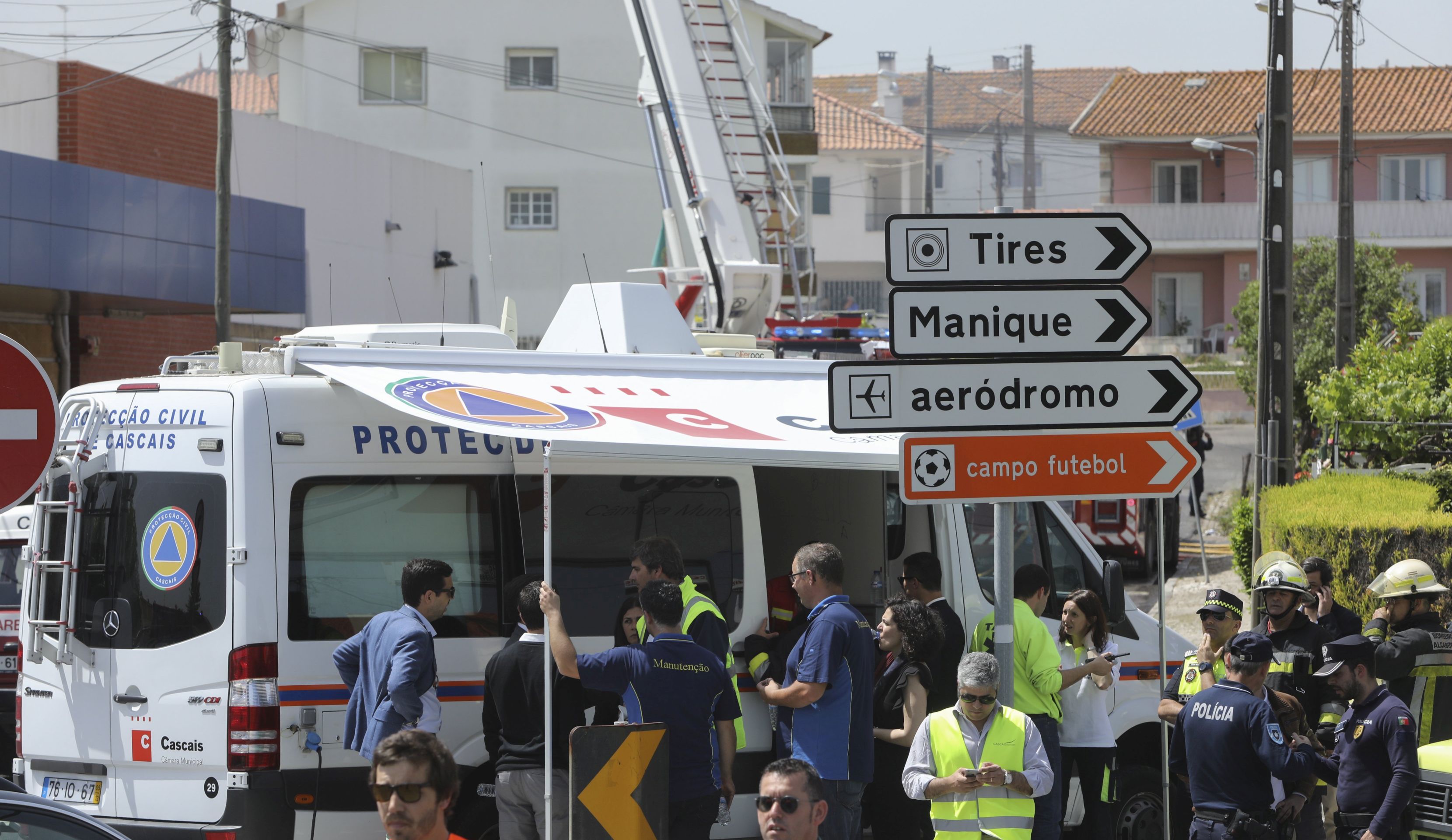 epa05912345 Portuguese authorities and emergency personnel at accident site after a aircraft crashed into a Lidl supermarket car park in Tires on the outskirts of Lisbon, Portugal, 17 April 2017. All four people on board the flight were killed in the accident.  EPA/ANTONIO COTRIM